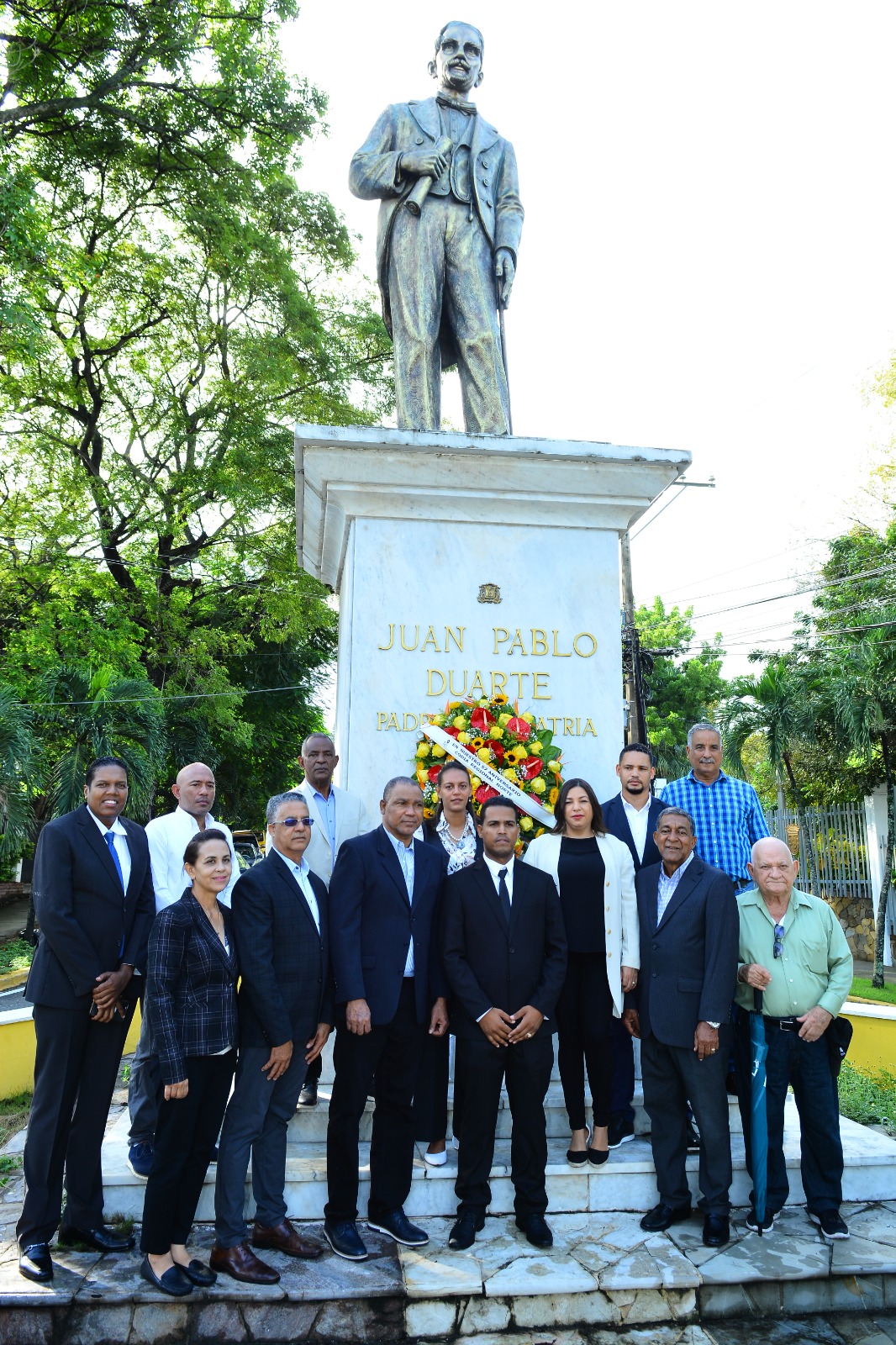 CODIA Regional Norte deposita ofrenda floral estatua Duarte en Santiago.