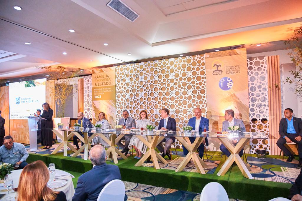 Vicepresidenta participa en el desayuno de AIREN; coinciden en relevancia del trabajo conjunto para apoyar empresas familiares