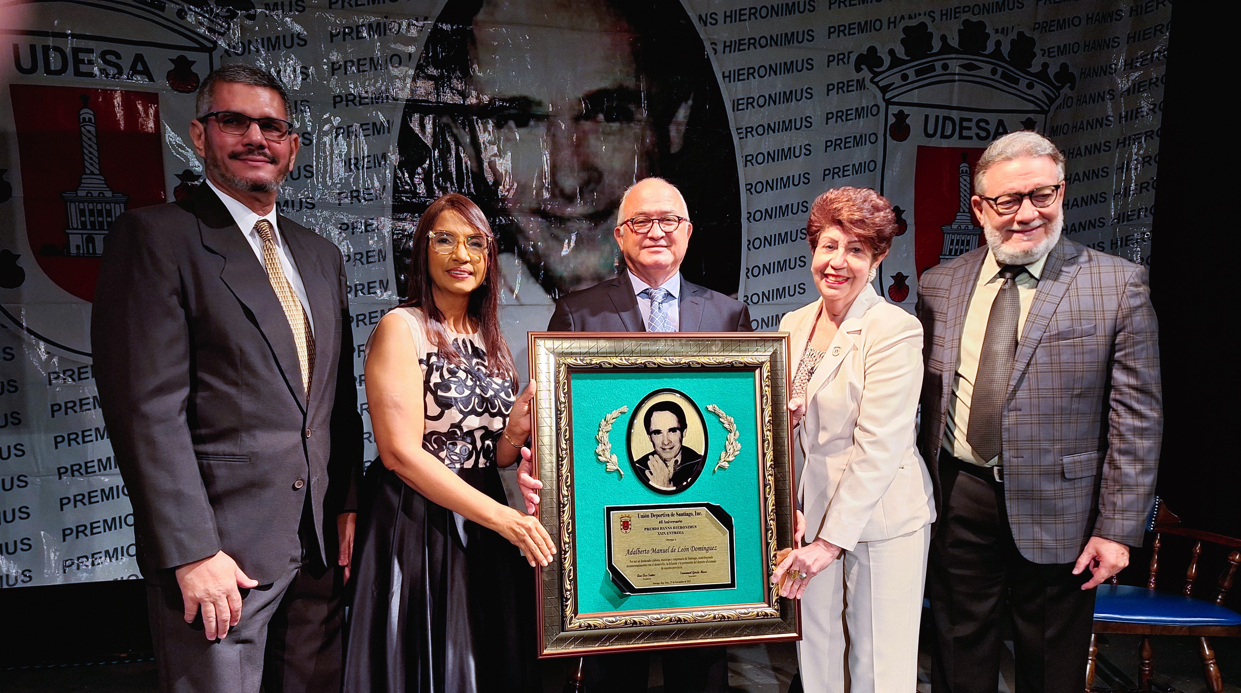UDESA entrega Premio Hanns Hieronimus  al empresario televisivo Adalberto de León
