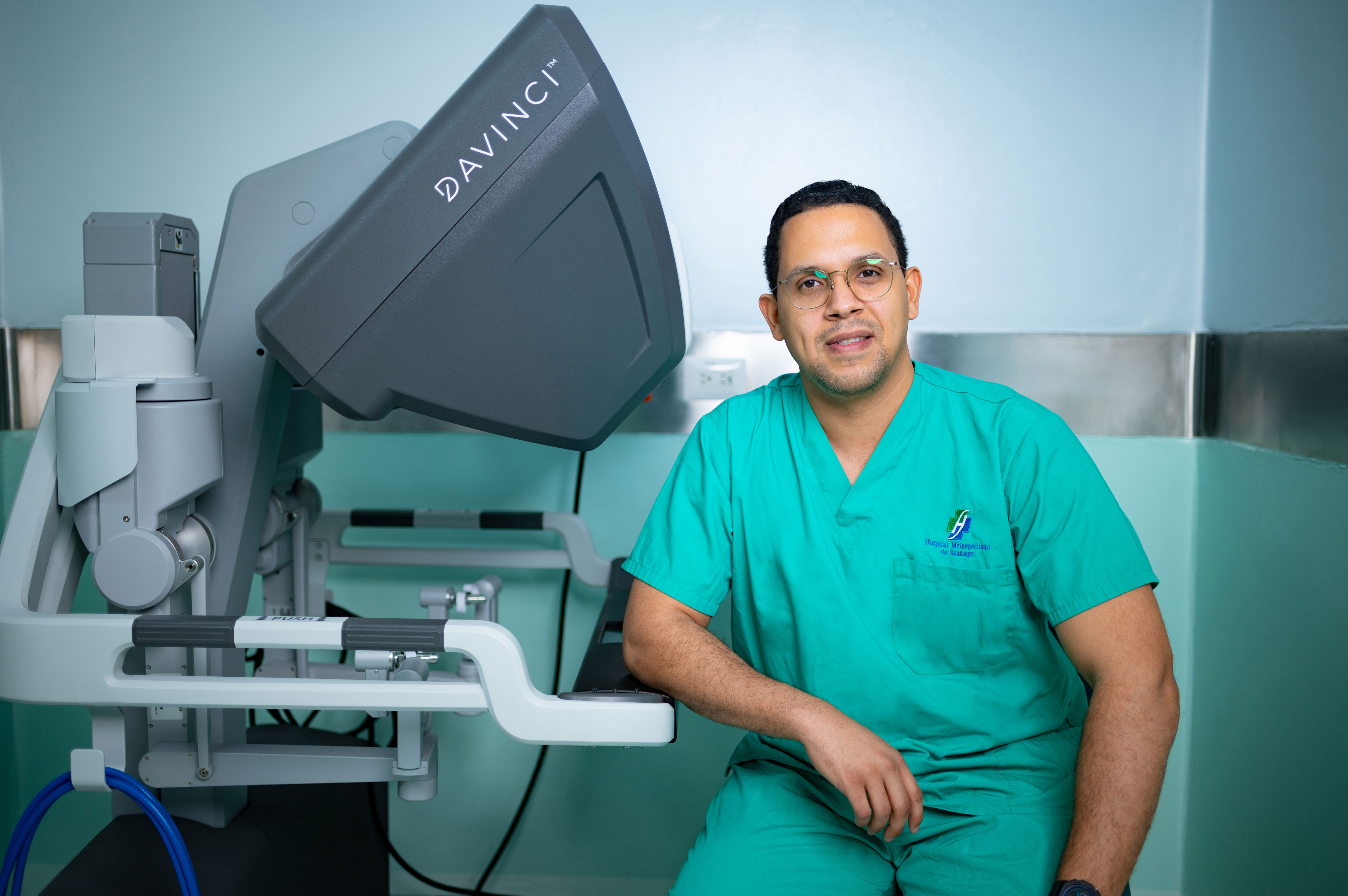 Doctor Sánchez Navarro a la vanguardia de la cirugía robótica en RD desde 2017