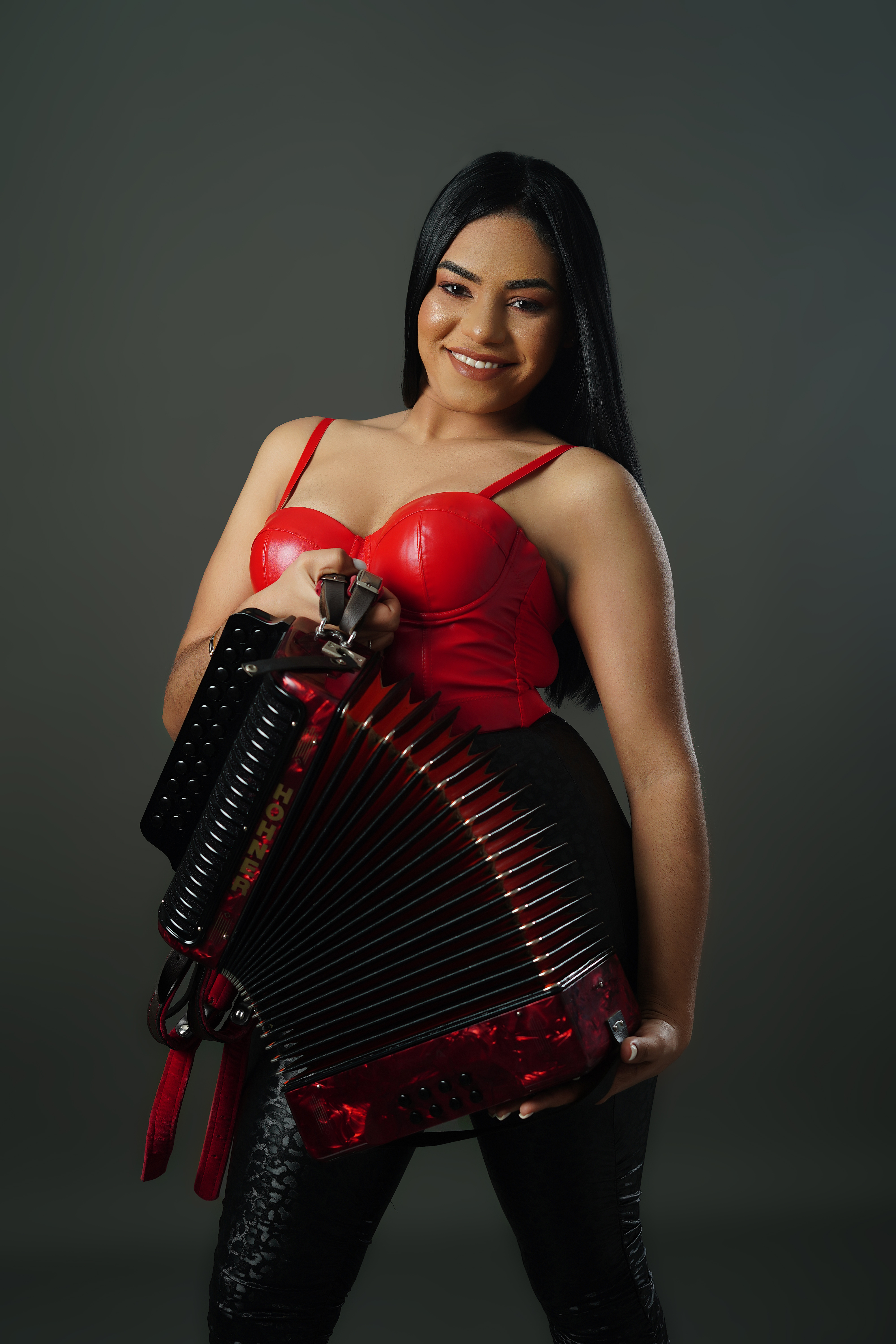 Nelly Swing alcanza éxito en la música con “Como el perro bebe Agua”