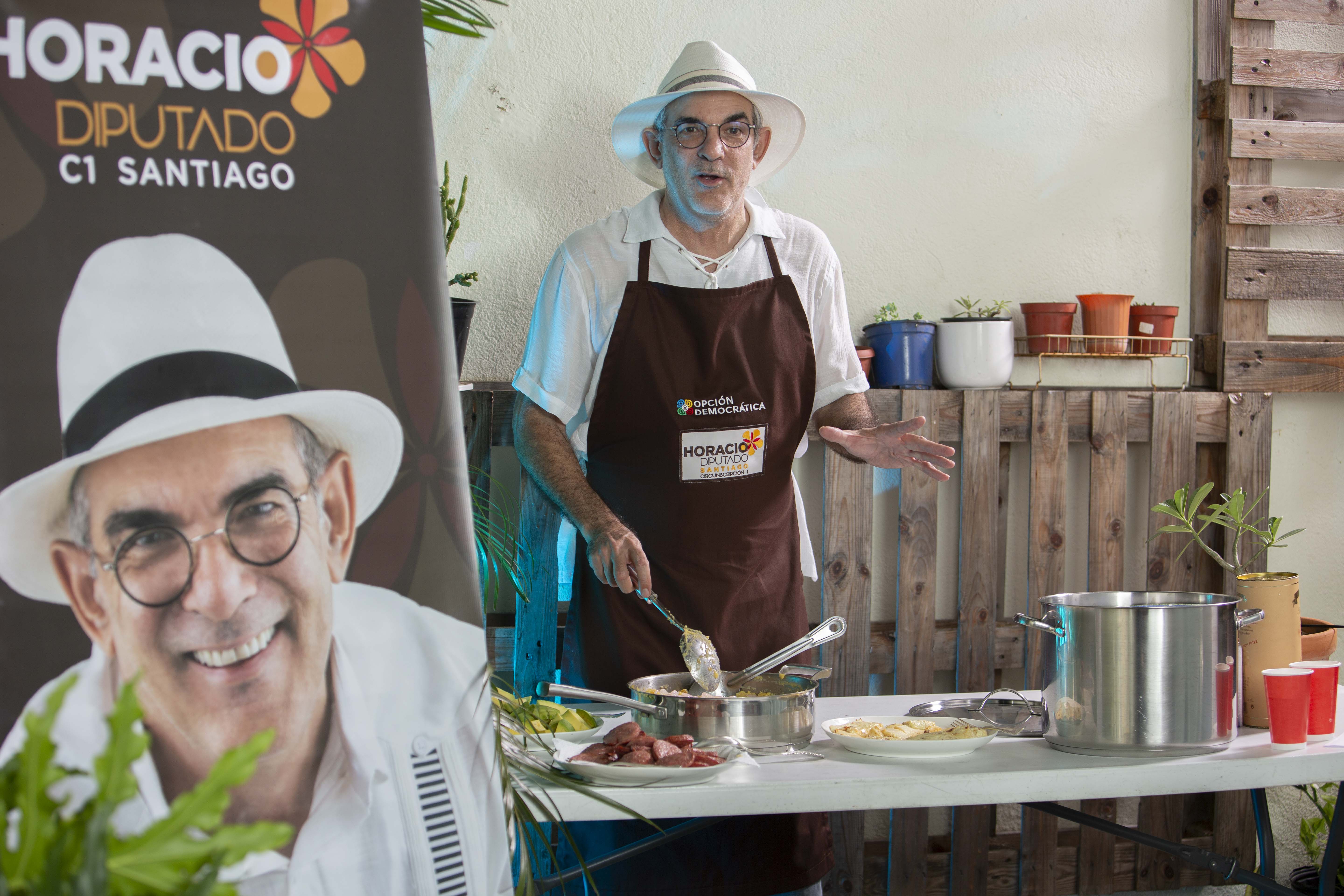Candidato a diputado cocina propuestas políticas en un ¨Un Mangú con Horacio Diputado¨