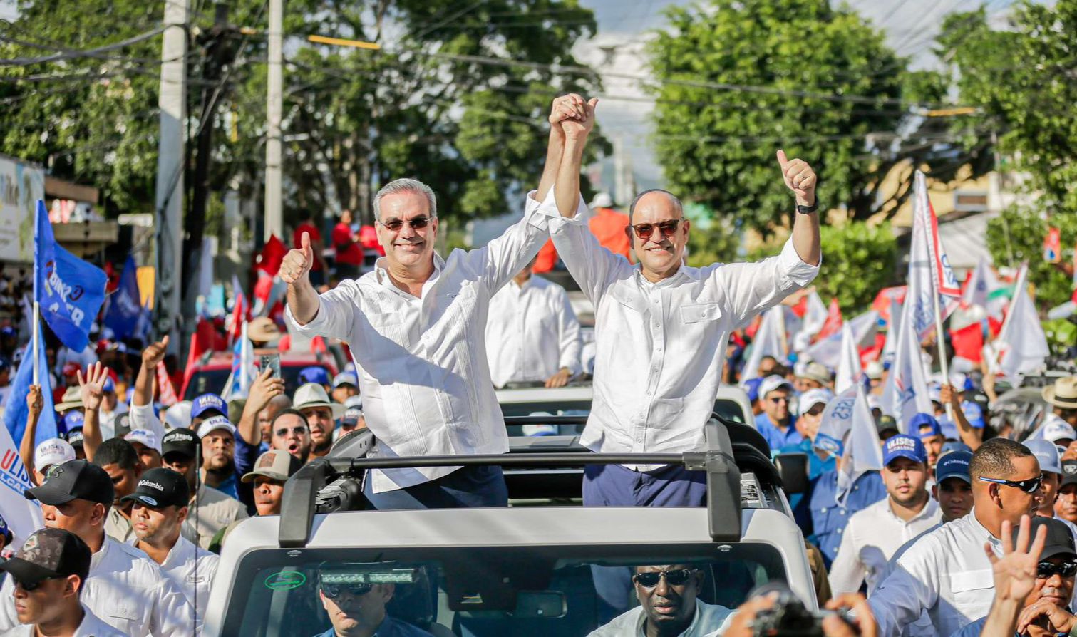 Multitud demanda en Santiago 4 años más para Abinader y cambio en la alcaldía