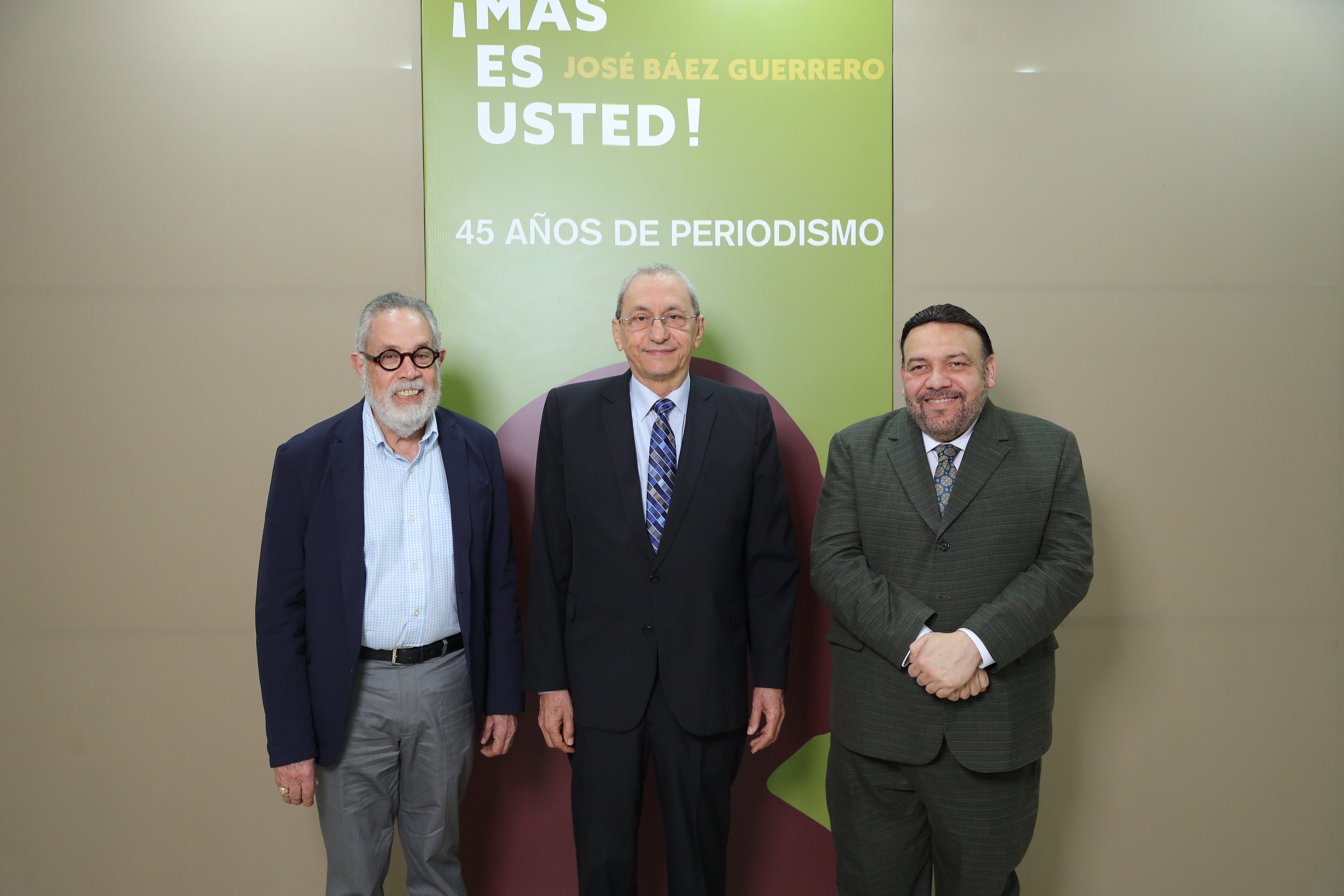 Báez Guerrero presenta "¡Más es usted!”, Sus memorias de 45 años de periodismo