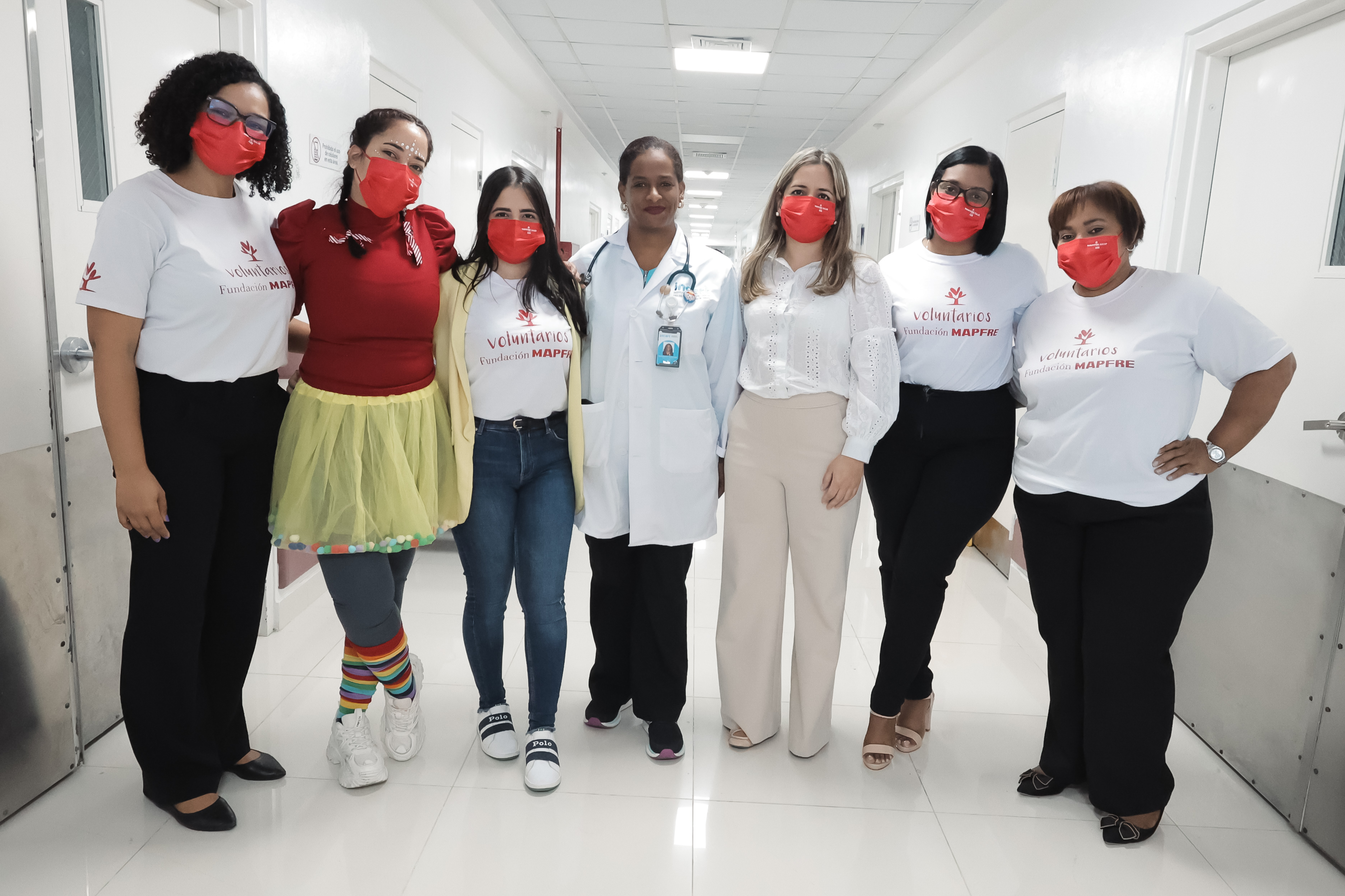Magia y Sonrisas: MAPFRE Salud ARS lleva alegría a pacientes oncológicos en el INCART
