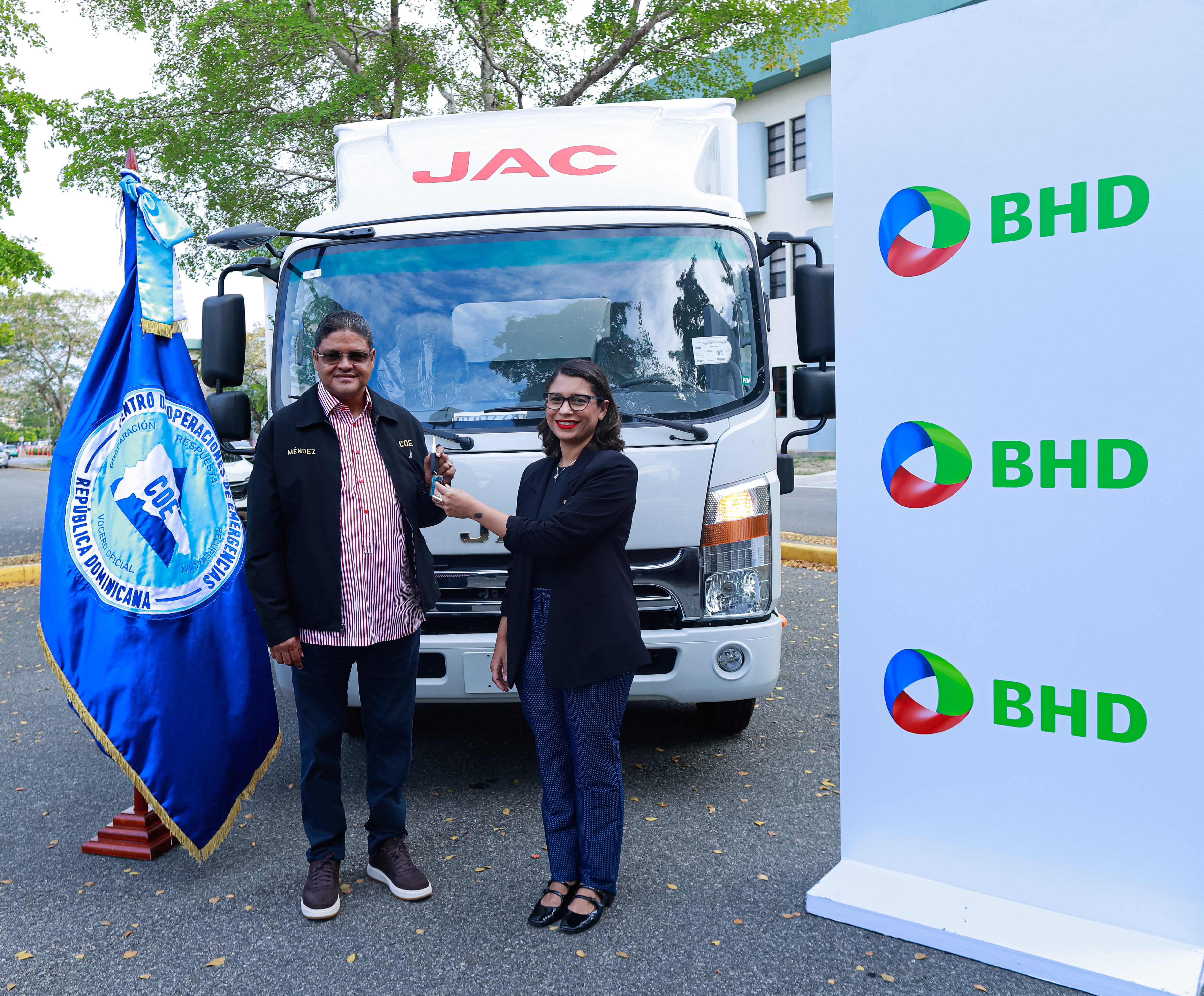 Banco BHD apoya labor del COE con la donación de equipos y maquinarias