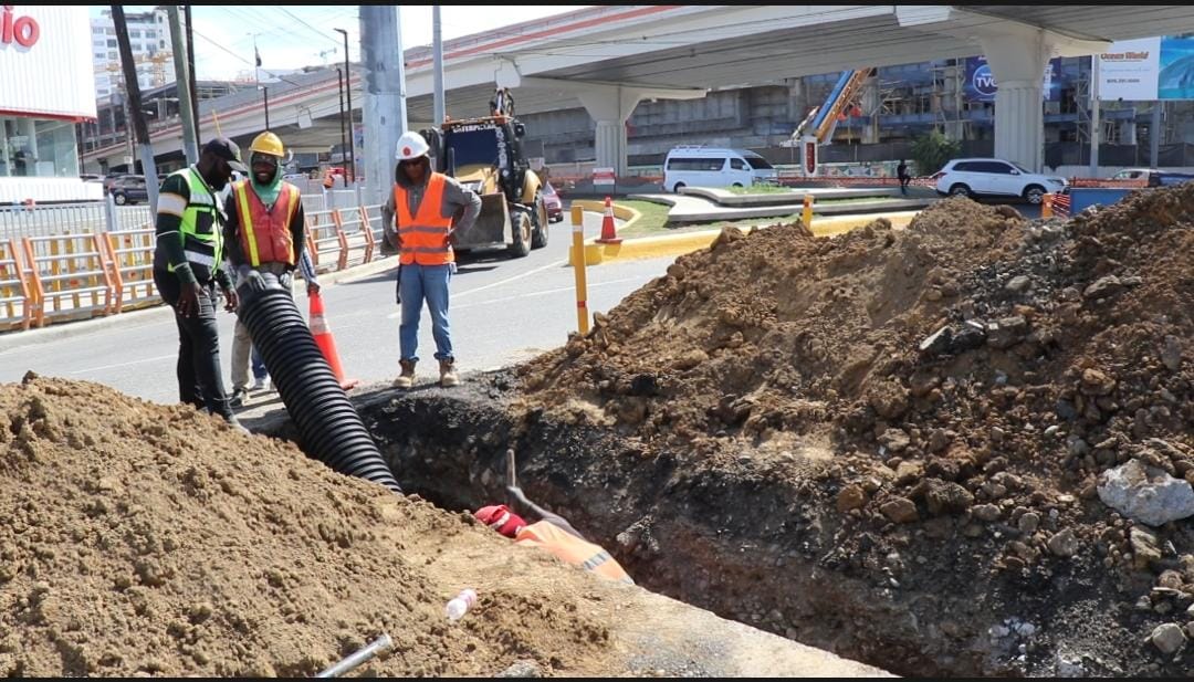 Coraasan avanza en trabajos de ampliación colector aguas residuales en Av. Juan Pablo Duarte