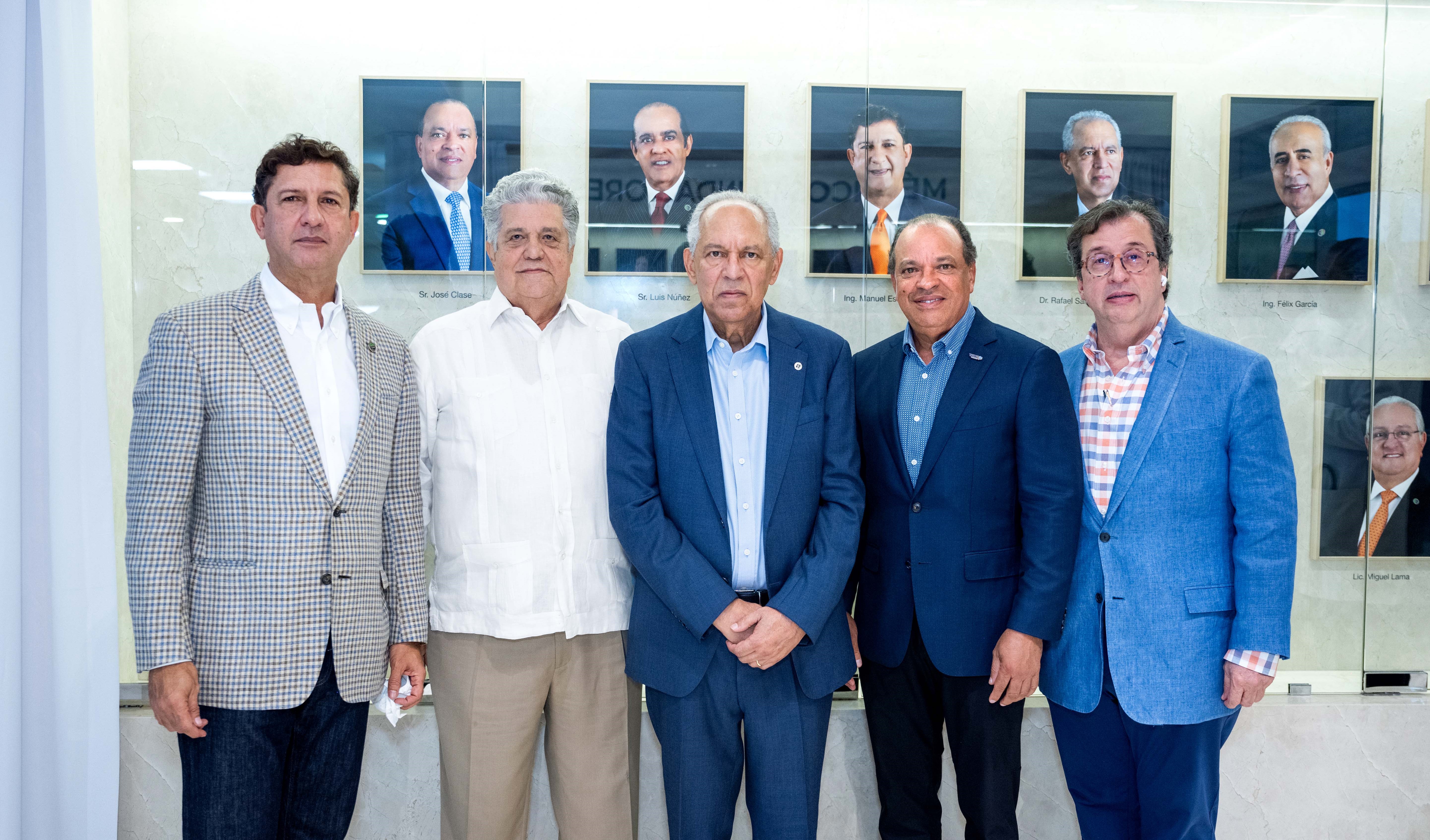 Hospital Metropolitano de Santiago realiza develamiento de galería fotográfica