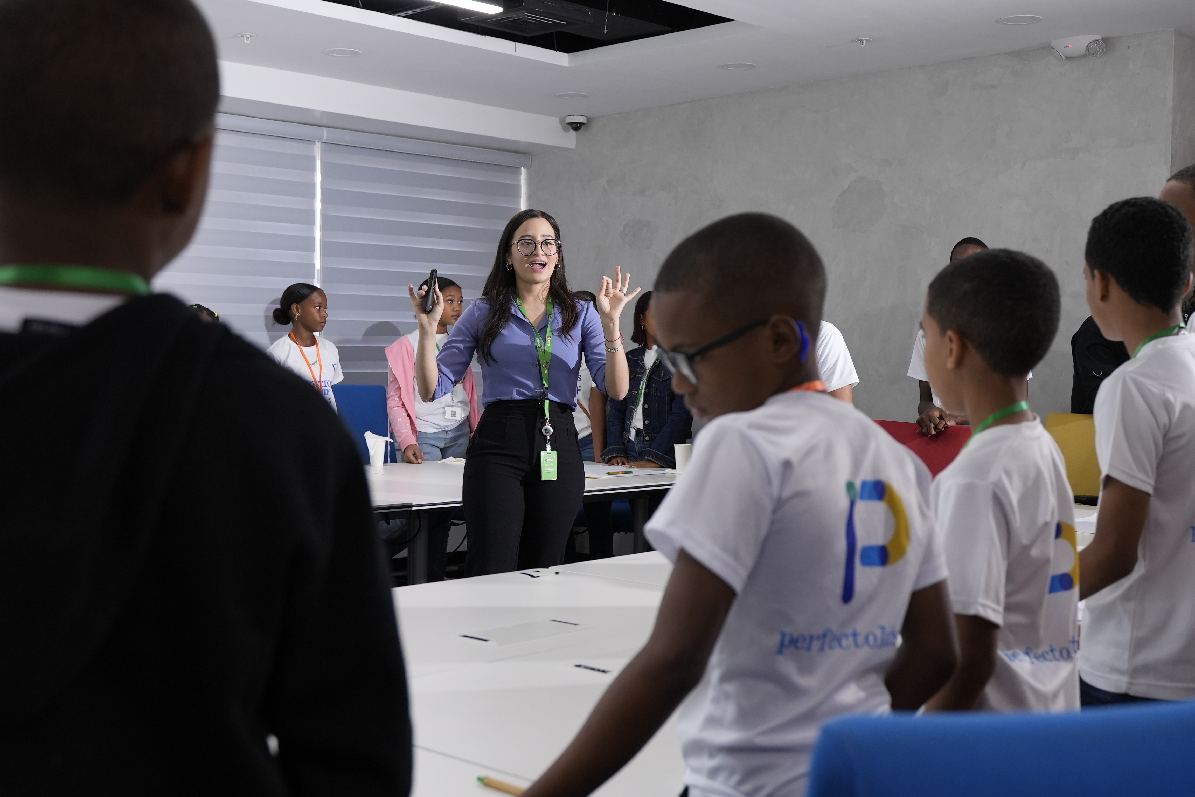 Niños y jóvenes estudiantes de robótica intercambian conocimientos con ejecutivos del BHD