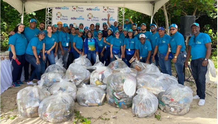 Voluntariado Manos que Iluminan de Edenorte realiza jornada de limpieza en playa Long Beach