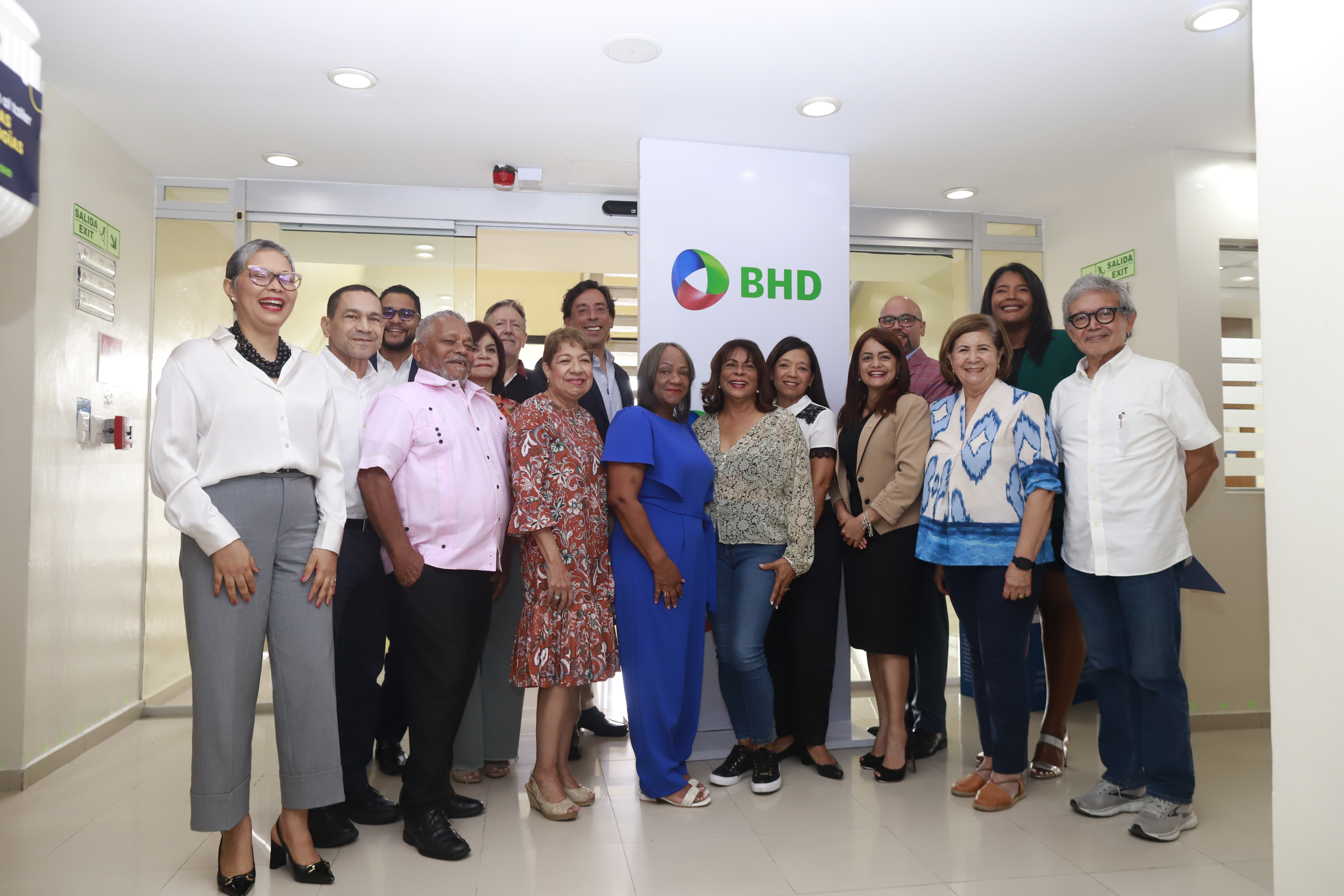 BHD y Unibe capacitan a adultos mayores sobre nuevas tecnologías