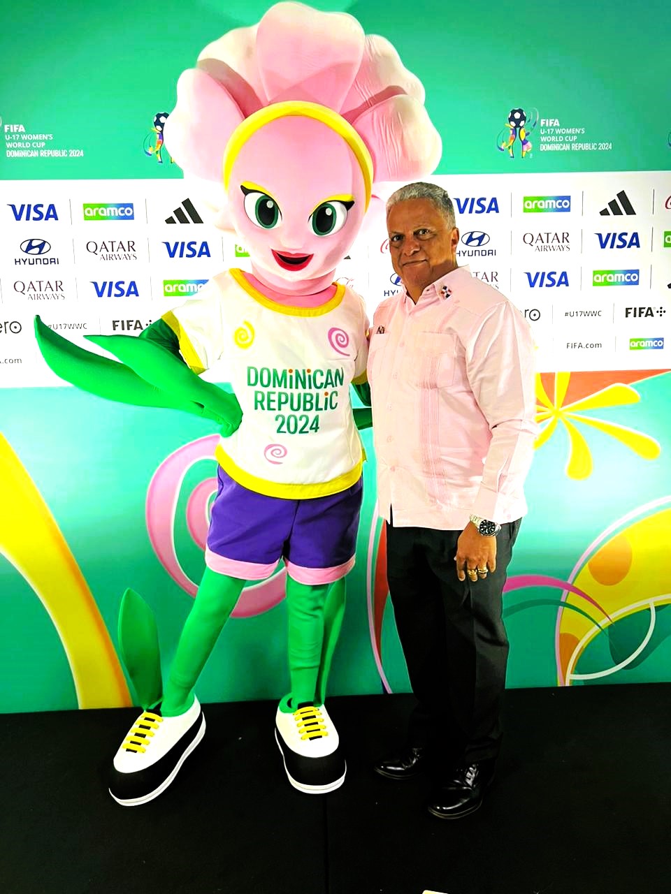 Director provincial de deportes MIDEREC-Santiago saluda mascota del mundial de fútbol femenino