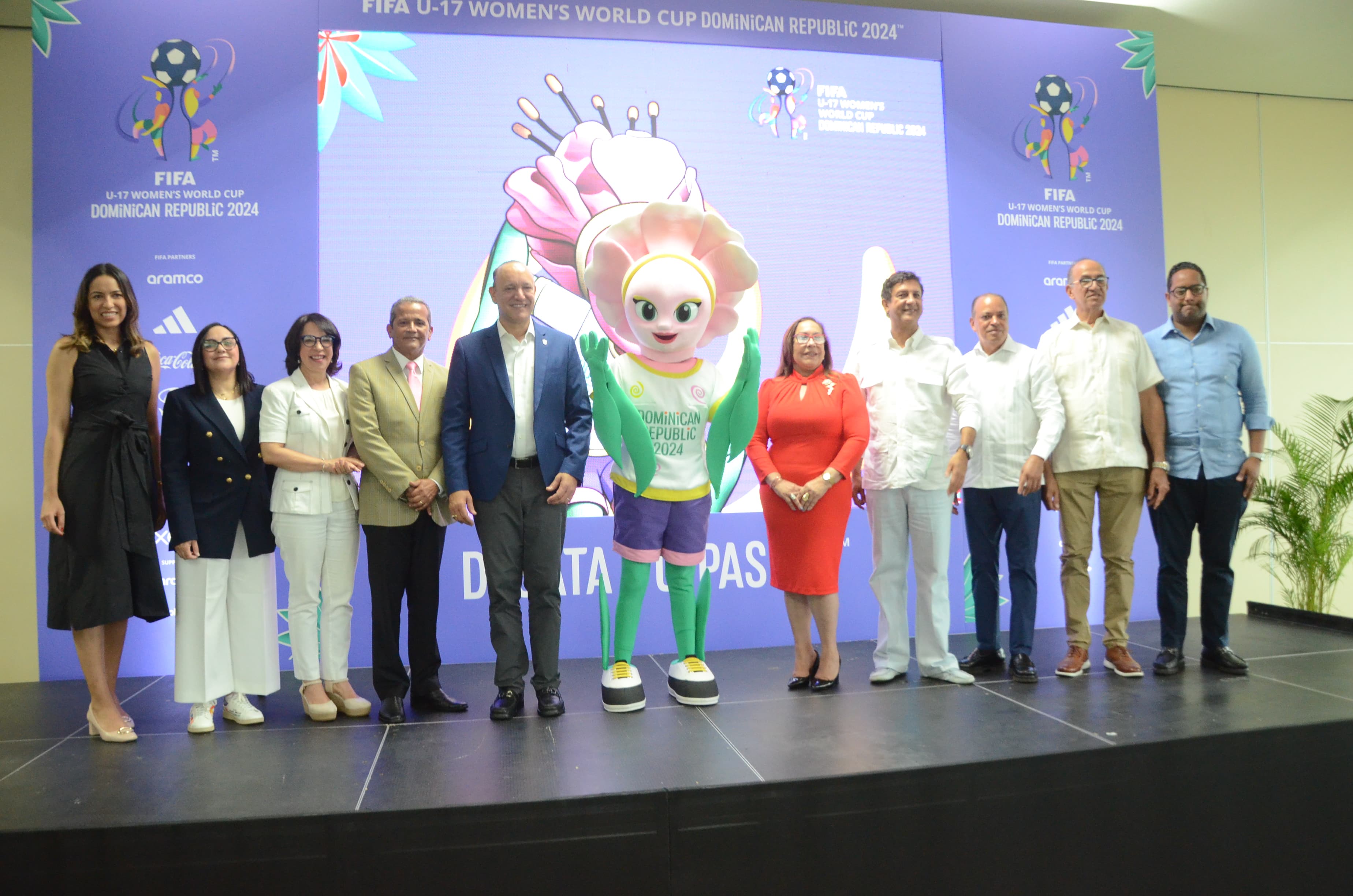 Santiago recibe por lo alto a Taní, la mascota del Mundial Femenino Sub-17
