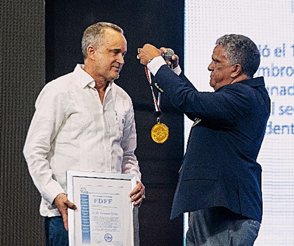 FDFF reconoce viceministro de Salud Dr Fernando Ureña por aportes a fisiculturismo y fitness