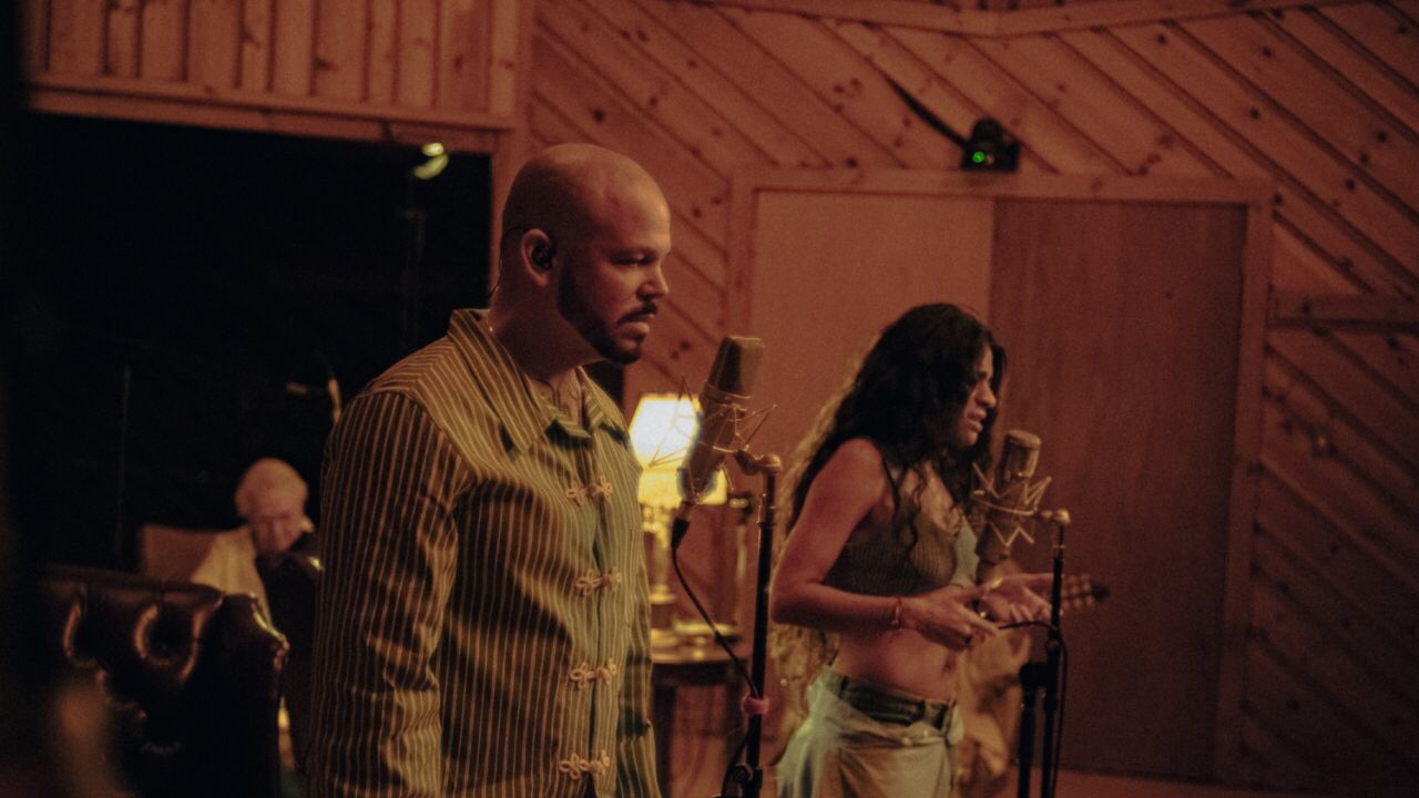 “El Encuentro” la conmovedora canción que reúne a Residente y Jessie Reyez en una sesión acústica especial