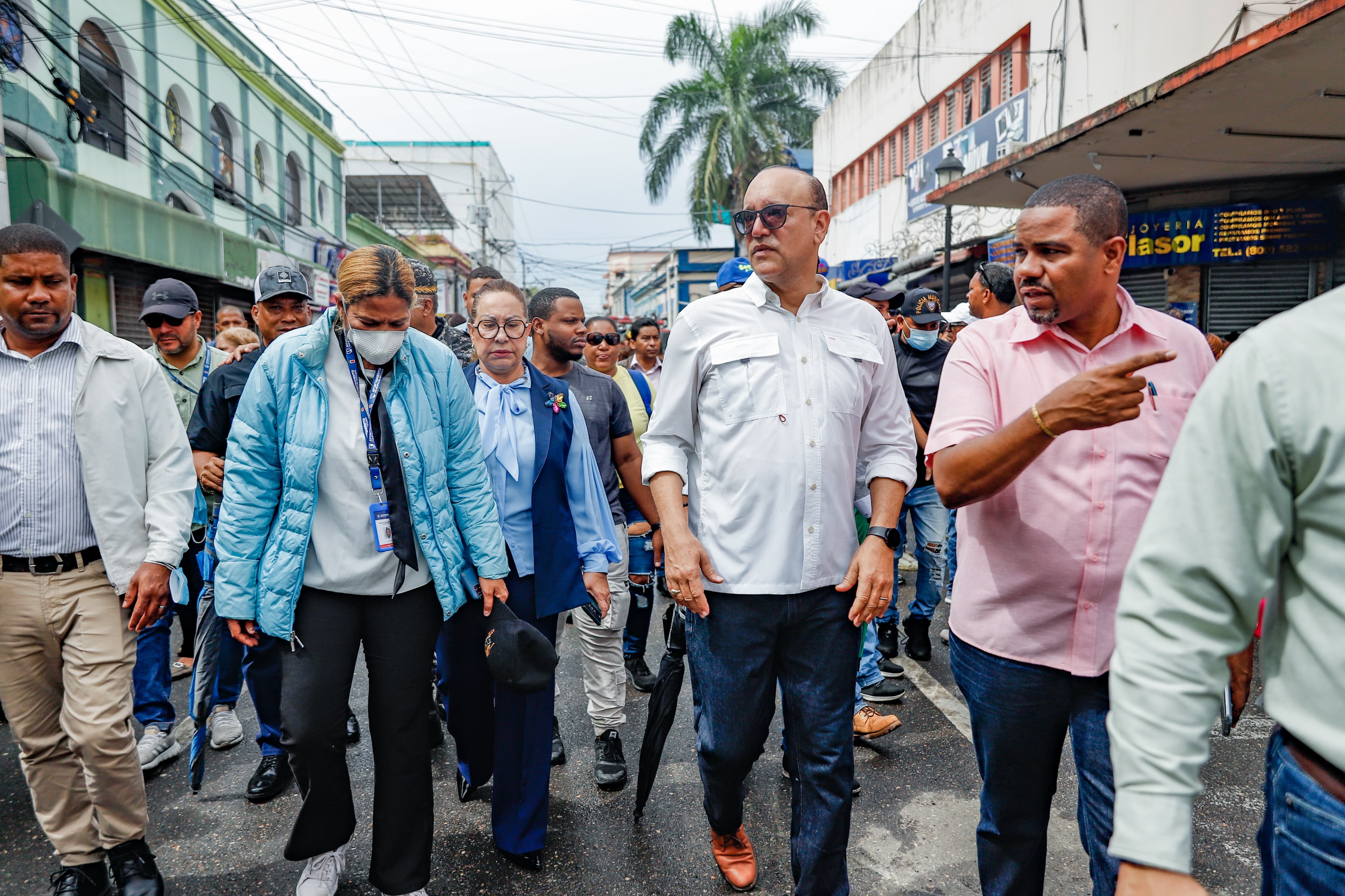 Alcalde Rodríguez lamenta daños por incendio en Mercado Modelo