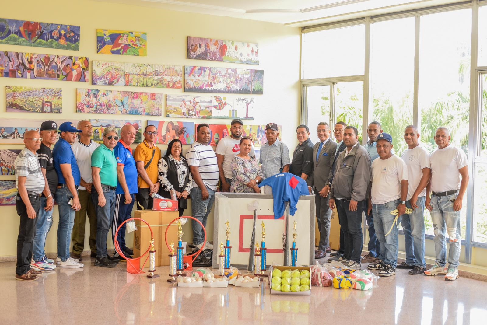 La Alcaldía de Santiago entrega utilería deportiva para impulsar eventos y torneos locales
