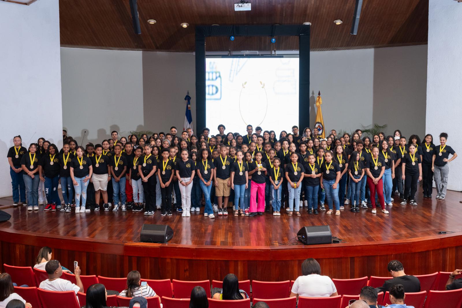 La Aurora apoya la educación premiando el desempeño estudiantil