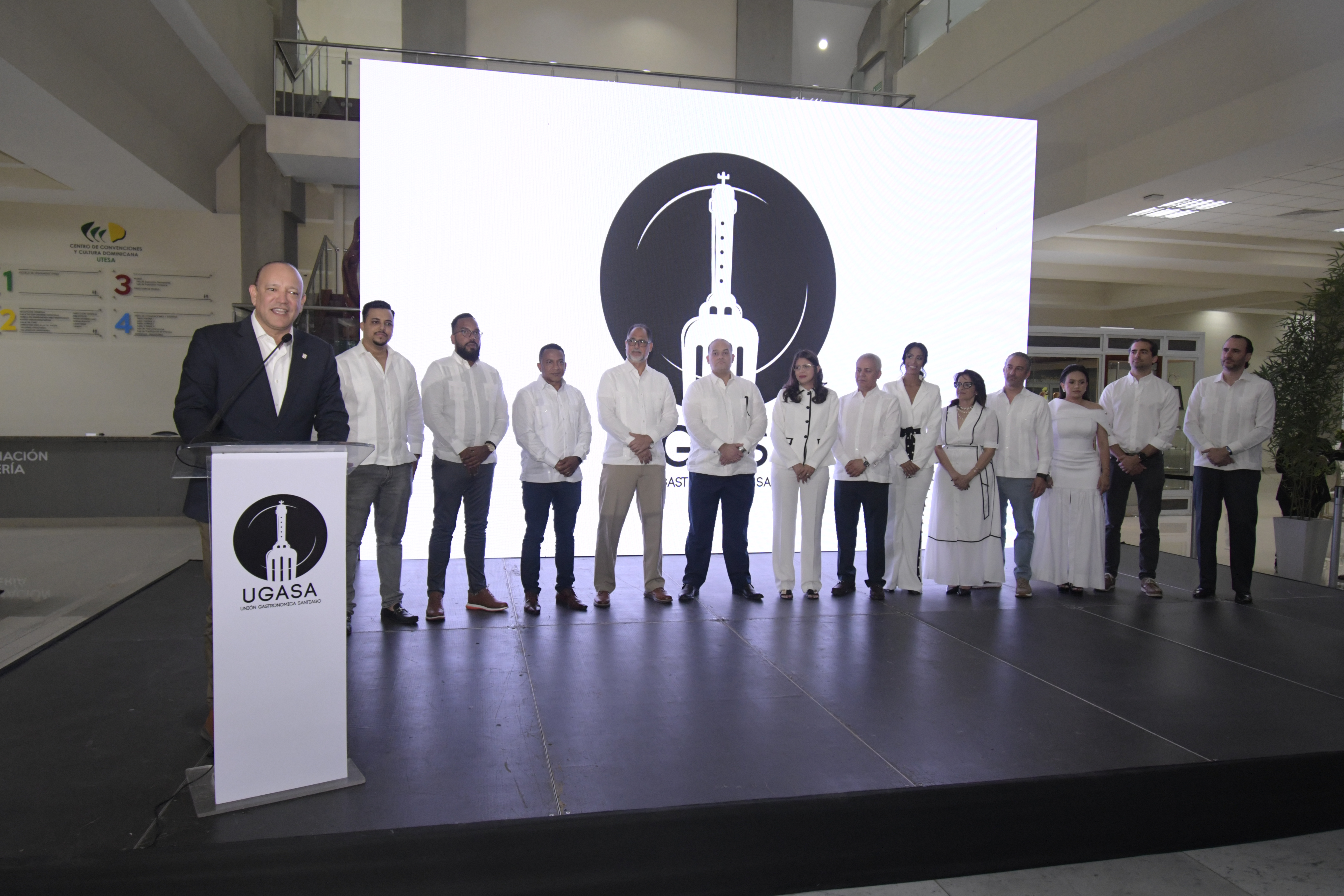 Restaurantes de Santiago contribuyen a la economía de la región