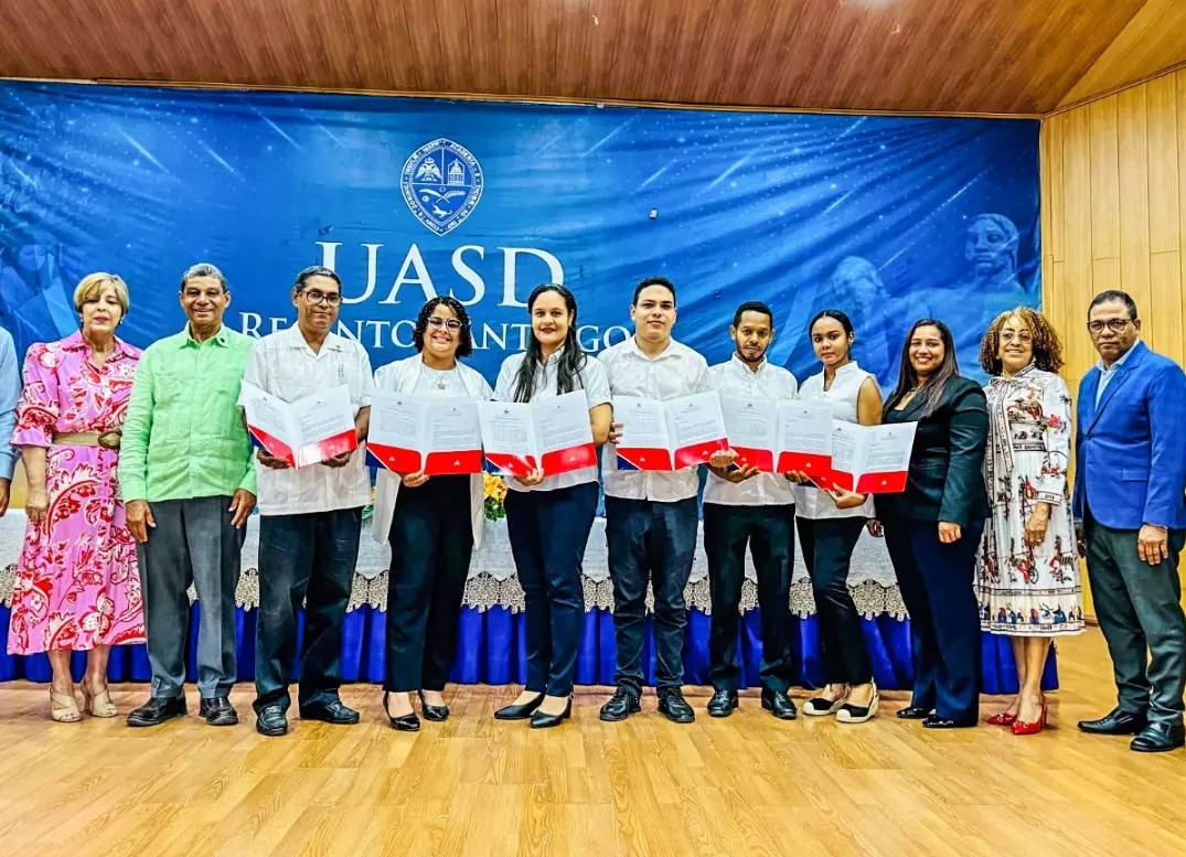 Mescyt  entrega becas de posgrado en la Uasd Recinto Santiago