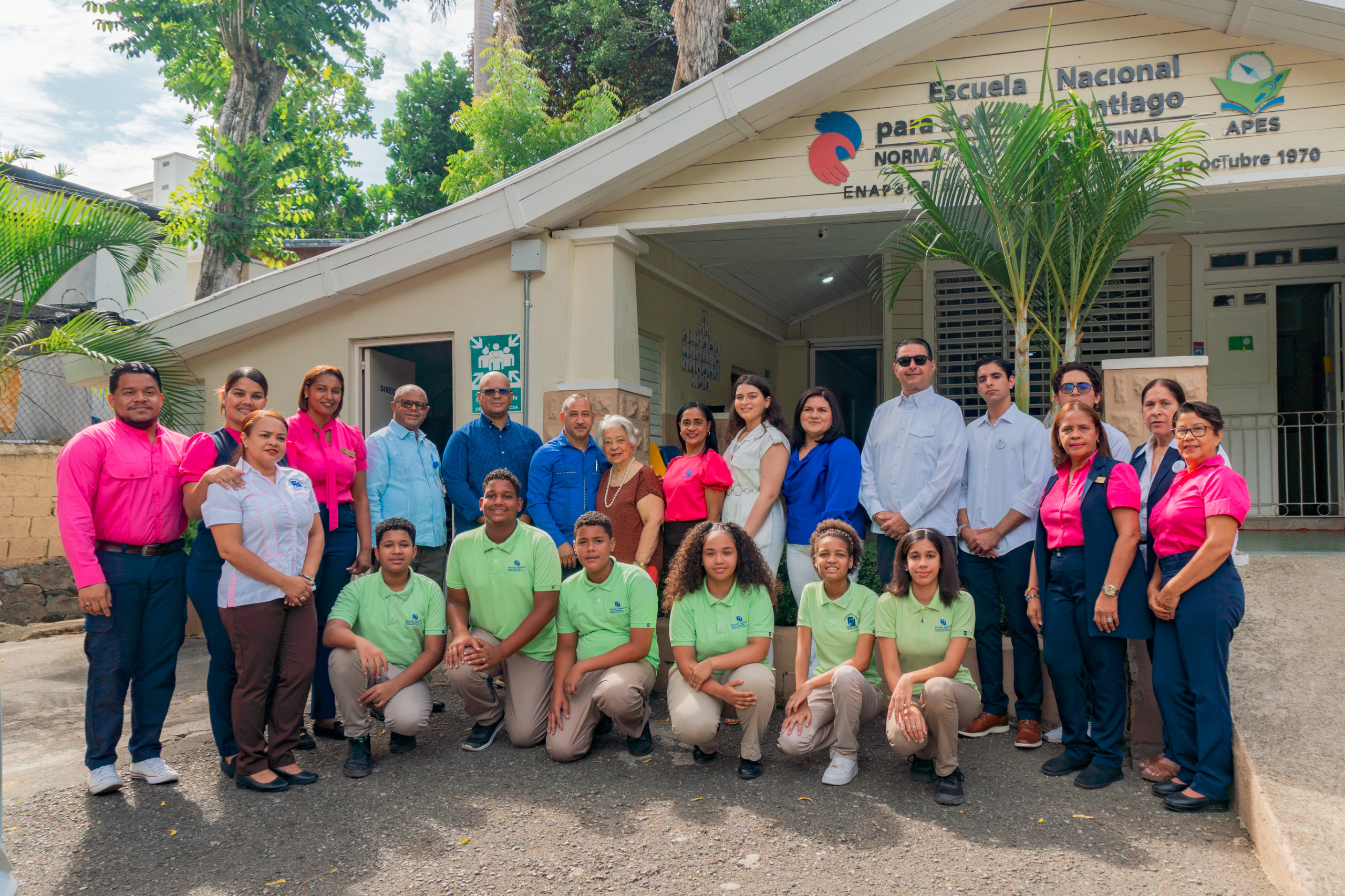 CREMSOS entrega centro de cómputos Escuela de Sordos en Santiago