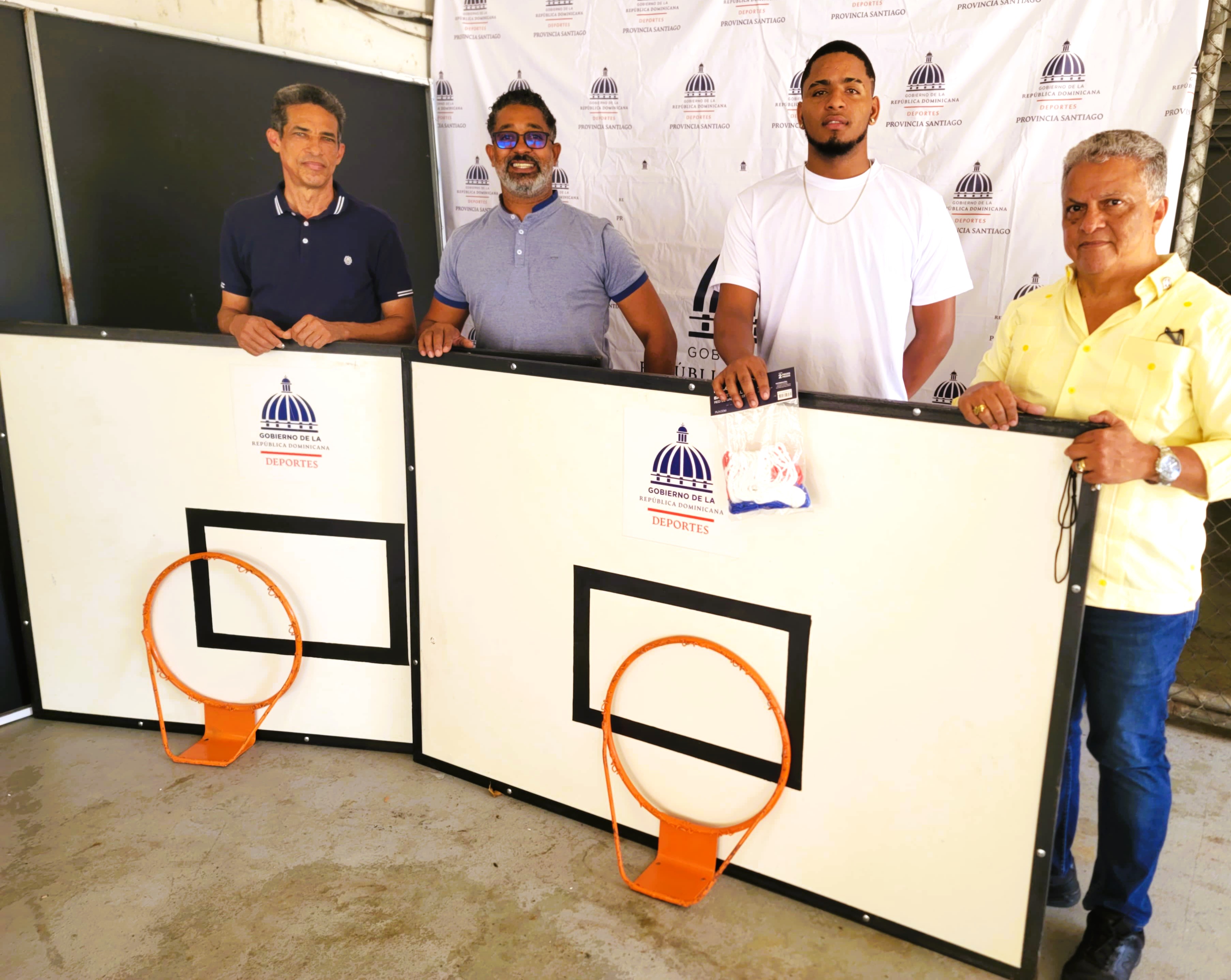 MIDEREC Santiago entrega tableros, aros y mallas de baloncesto para el club 16 de Agosto