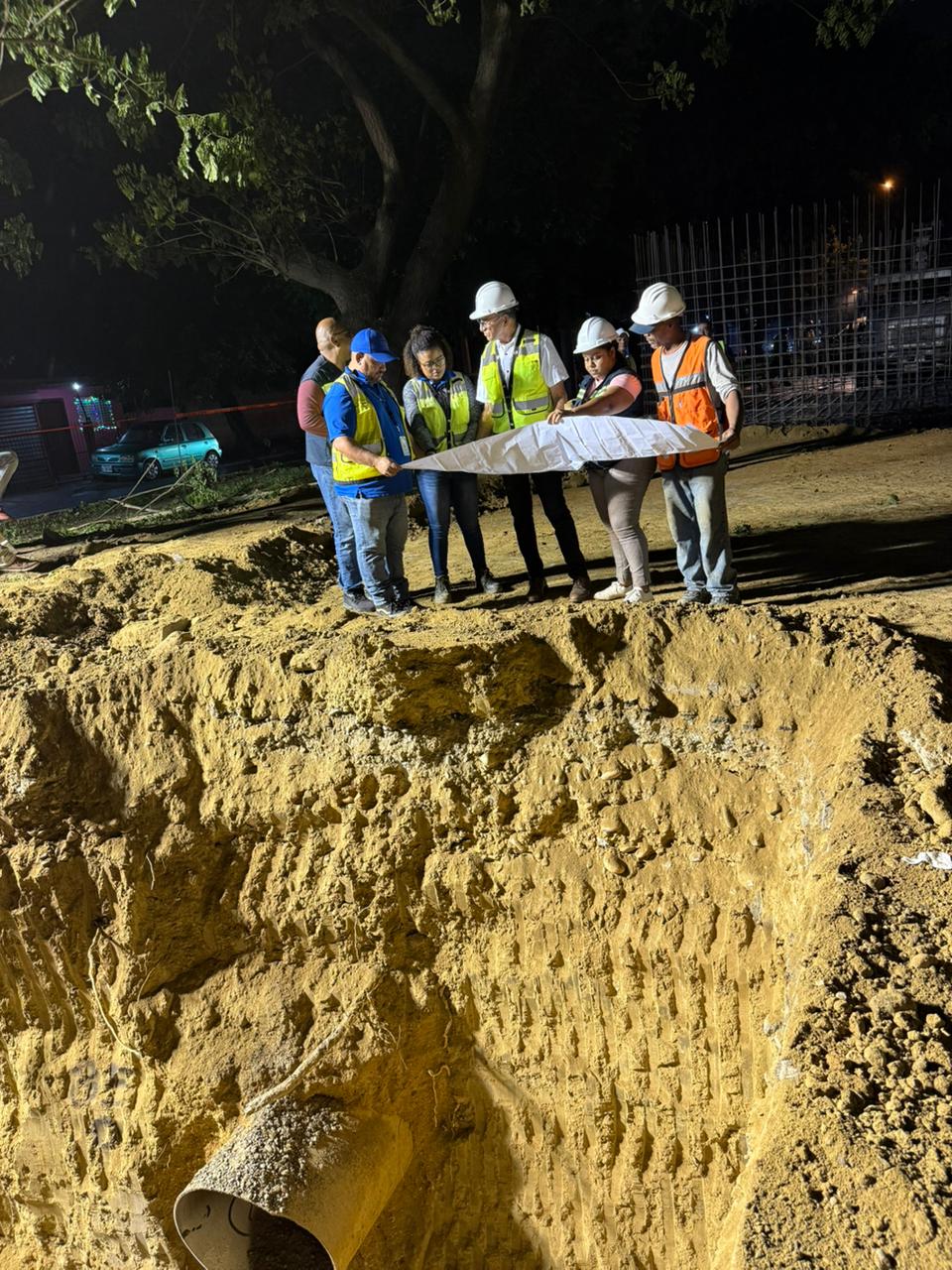 Director de Coraasan supervisa construcción de registros para instalación de válvulas check en Bella Vista