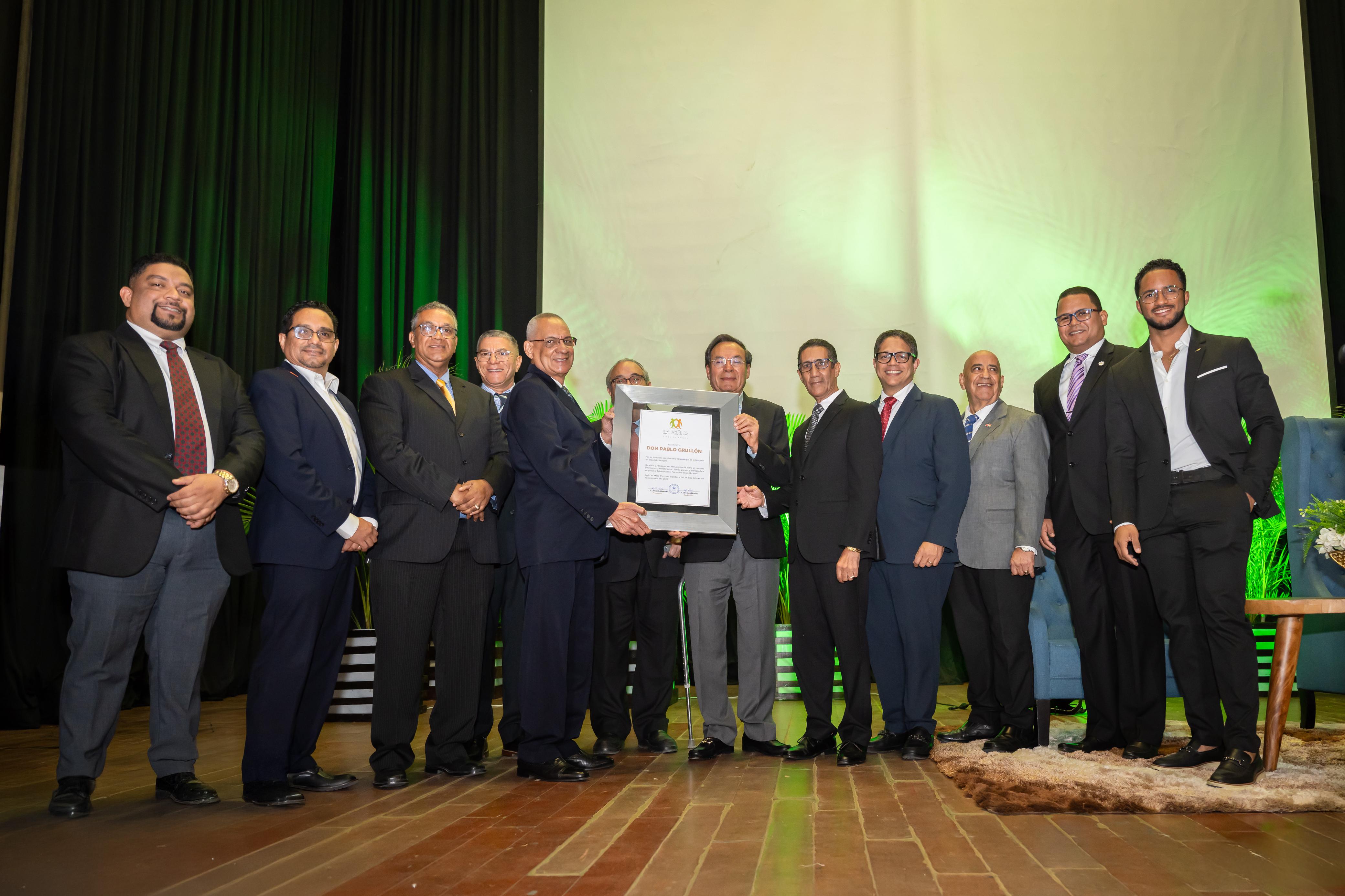 Grupo de Amigos “La Peñita” otorga reconocimiento a Don Pablo Grullón por su destacada trayectoria y legado en la provincia Espaillat