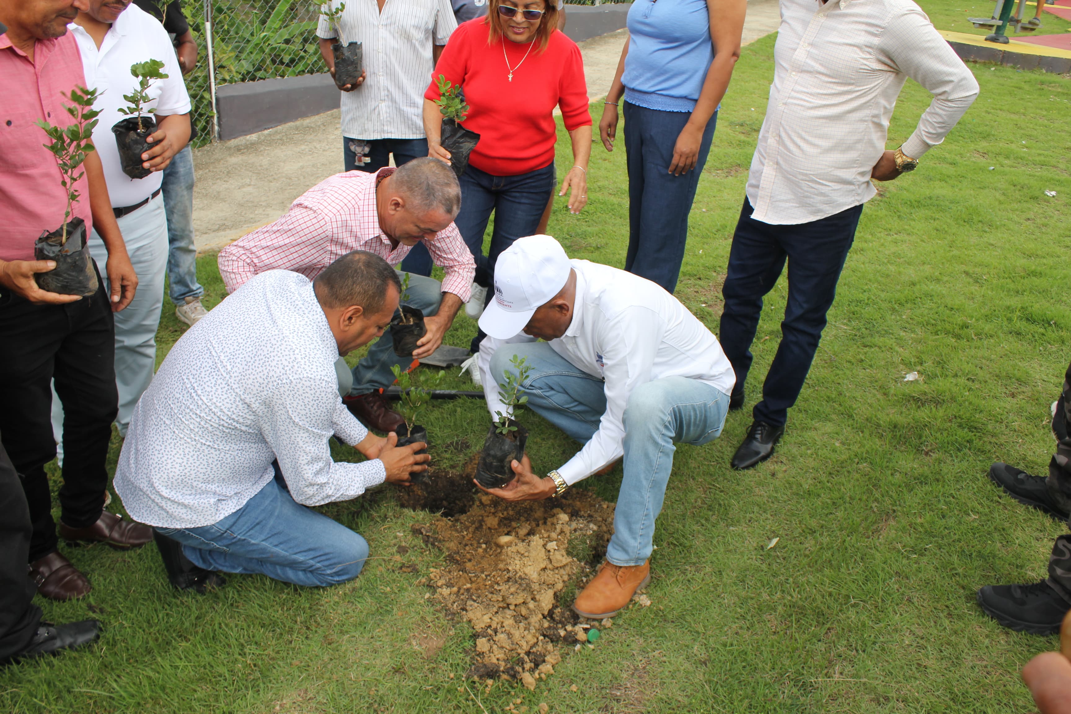 ALCALDÍA DE TAMBORIL Y EL MINISTERIO DE MEDIO AMBIENTE LANZAN PROGRAMA DE ARBORIZACIÓN Y FORESTACIÓN DEL MUNICIPIO.