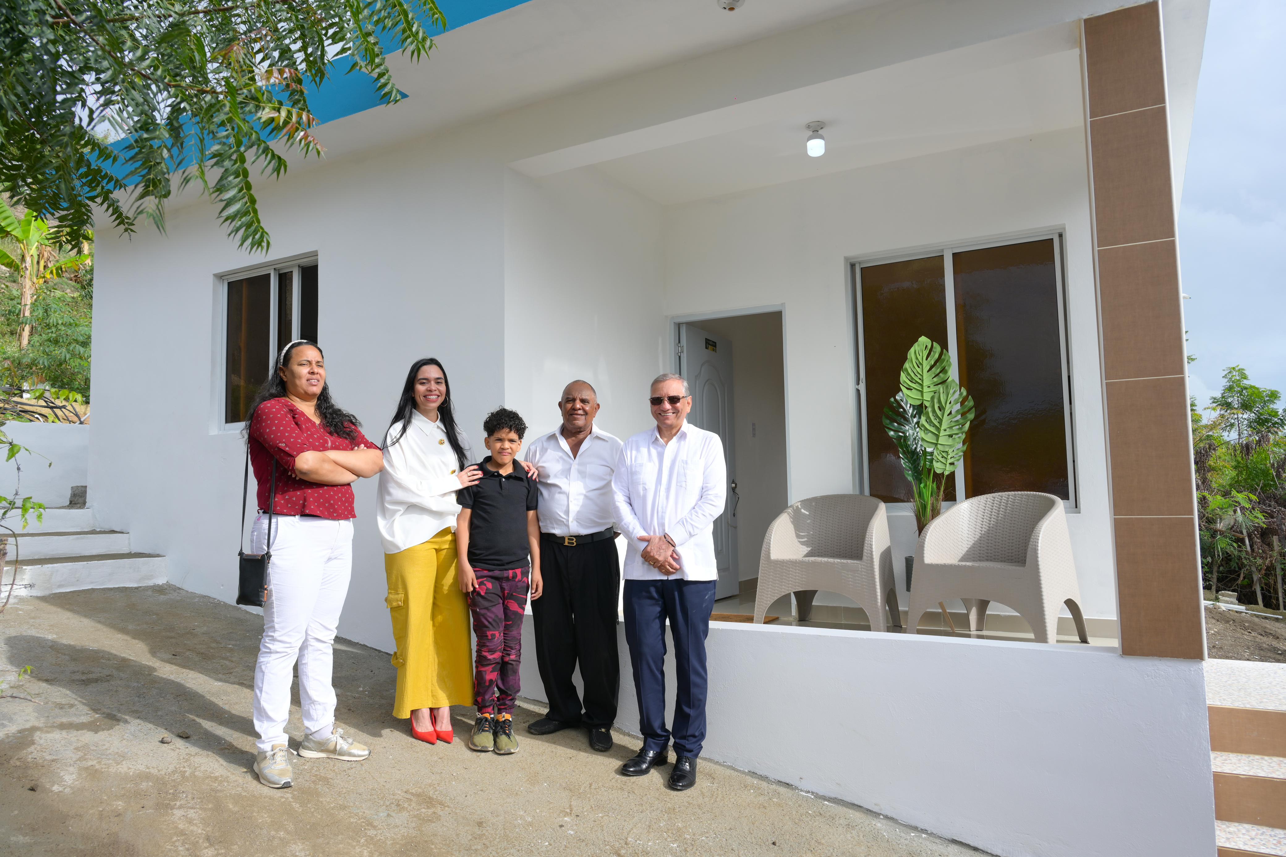 Fundación Refidomsa entrega vivienda a hombre que pidió ayuda al presidente Abinader