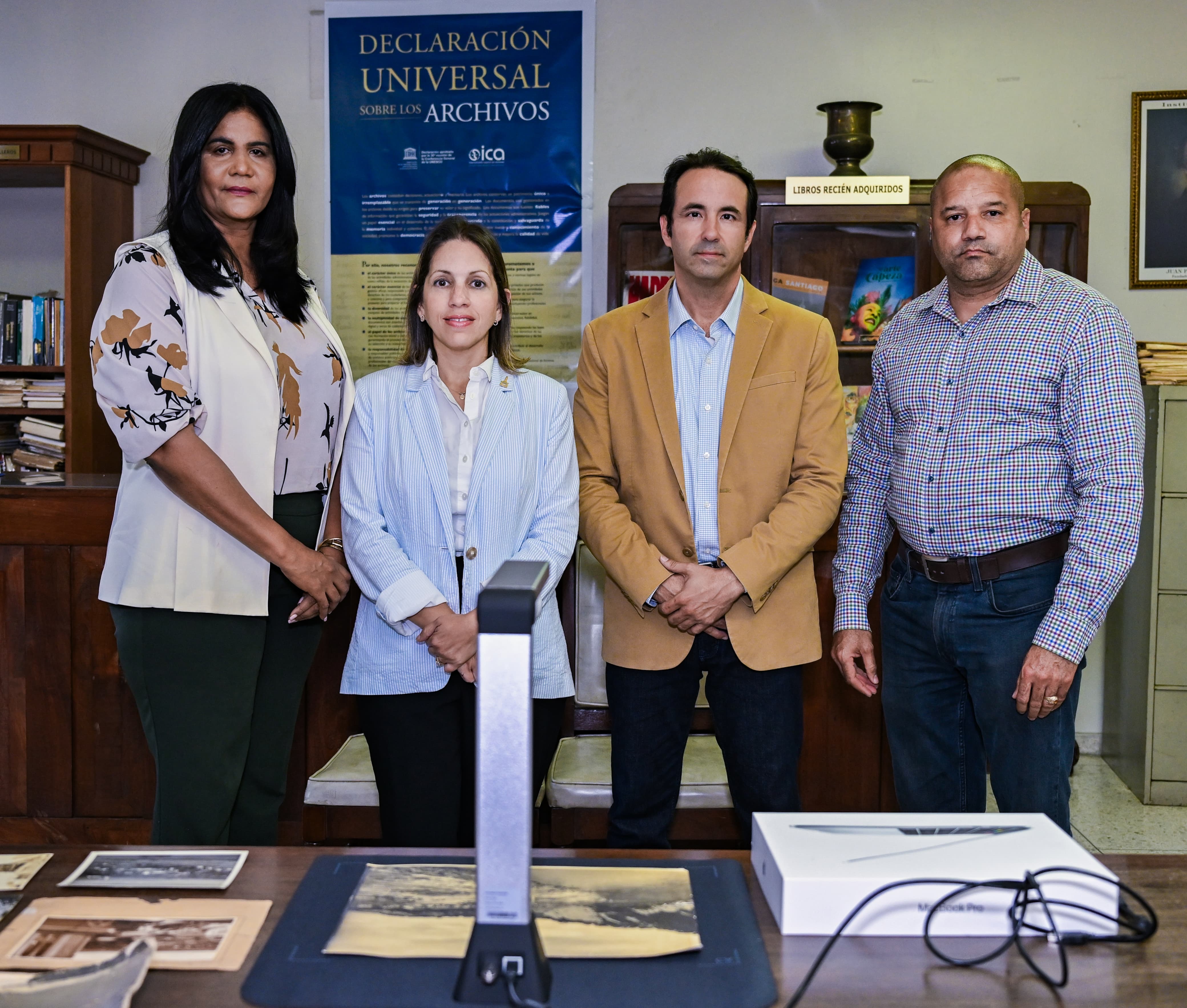 Archivo Histórico de Santiago recibe donación para digitalización de su colección