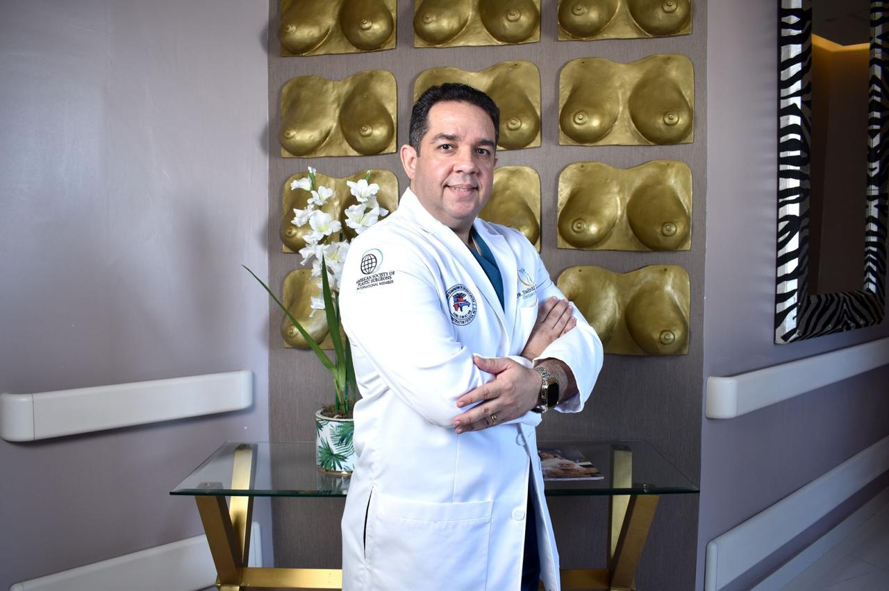 El Dr. Jorge Jiménez afirma: "al elegir un cirujano plástico, es crucial priorizar la calidad sobre la cantidad"