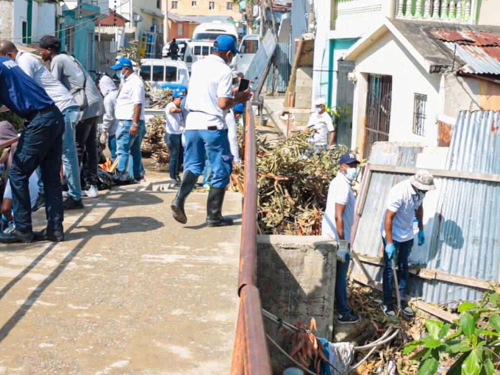 Alcaldía de Santiago realiza operativo de limpieza y reforestación en cañadas de Los Mangos en Zamarrilla