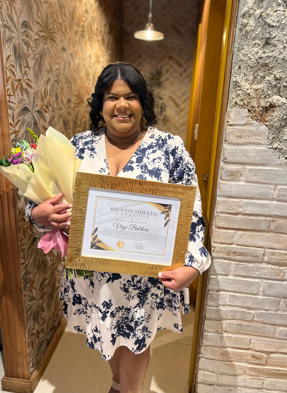 Viryi Baldera es reconocida en premios “Mujeres de Influencia” por su trayectoria en la comunicación y Relaciones Públicas