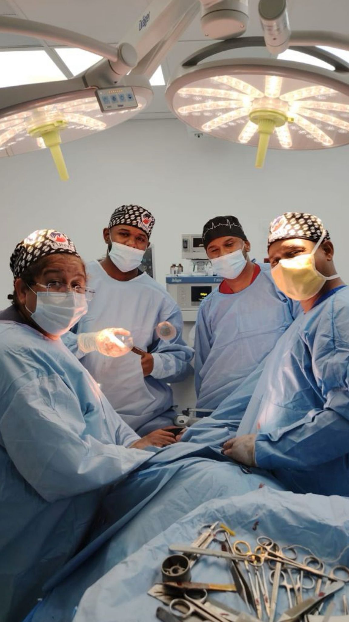 Retiran más de 30 libras de senos a una mujer durante un operativo quirúrgico en Barahona