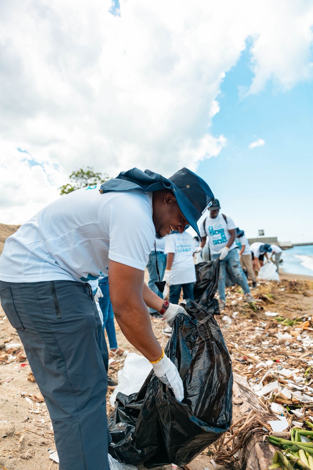 Dominicana de Seguros impulsa jornada de limpieza en la playa Montesinos