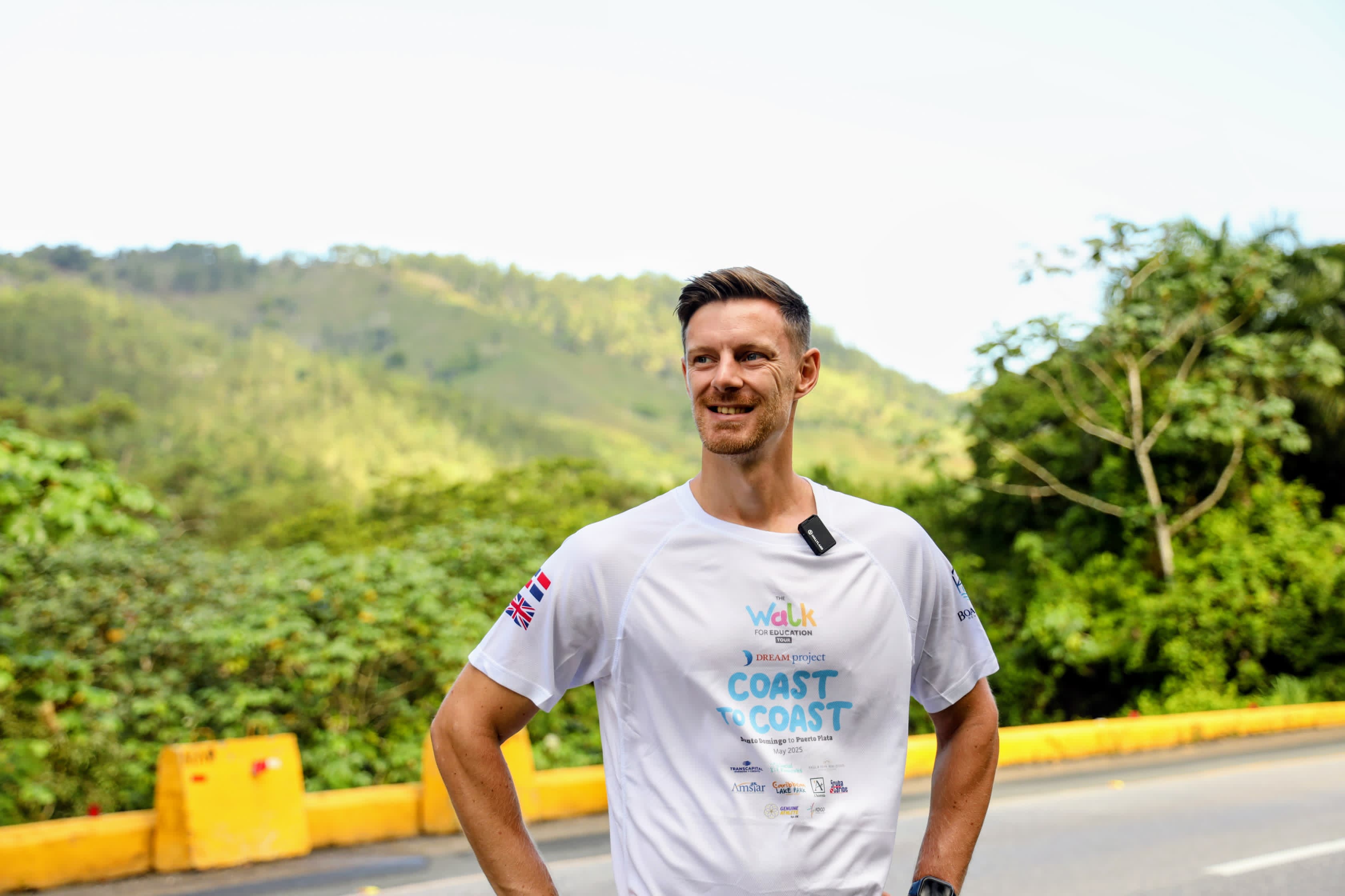 El británico Callum Bates recauda fondos caminando de Santo Domingo a Puerto Plata para fortalecer la educación