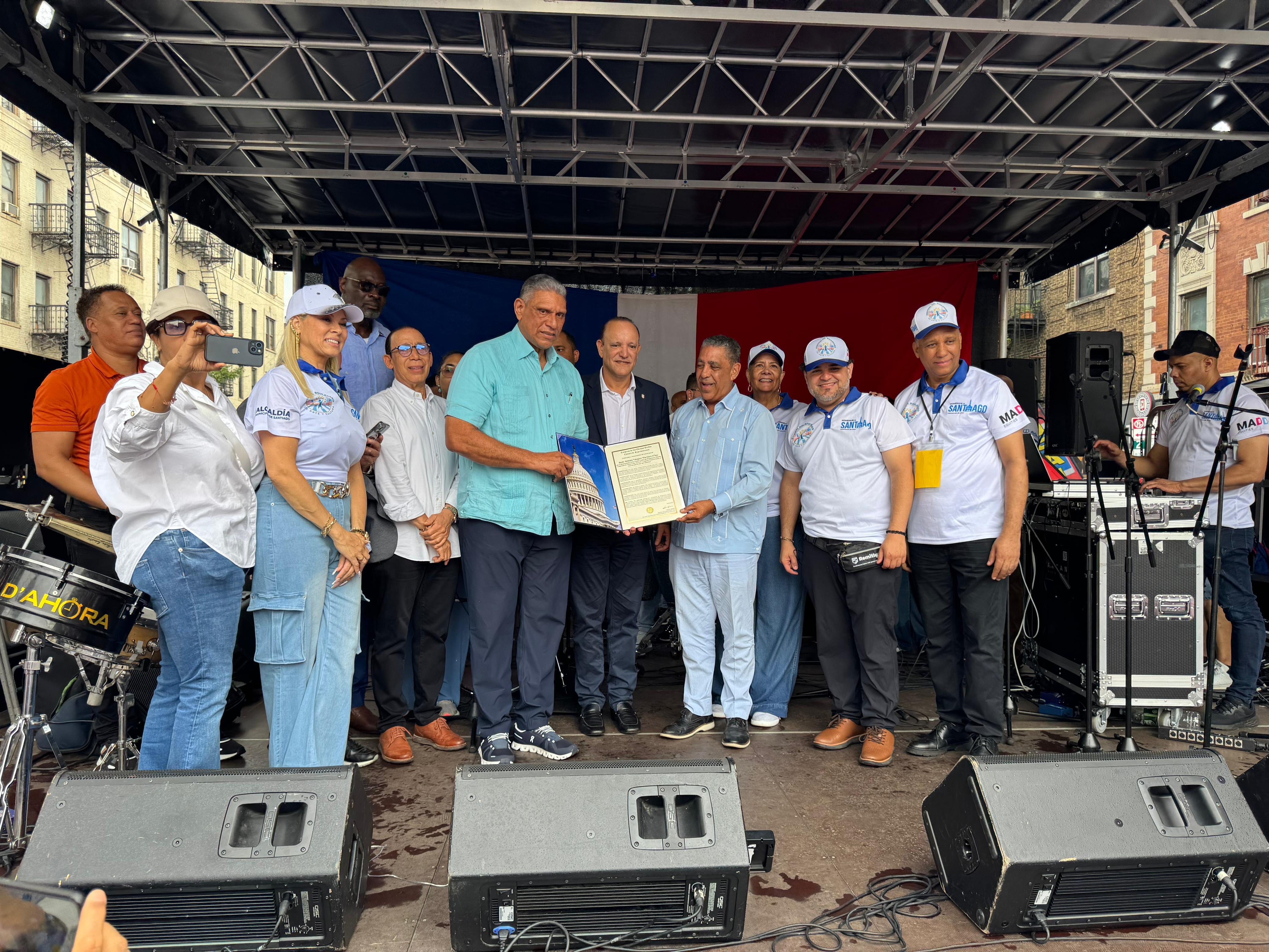 Alcalde de Santiago recibe proclama del Capitolio en el Festival del Boulevard Juan Pablo Duarte en Nueva York