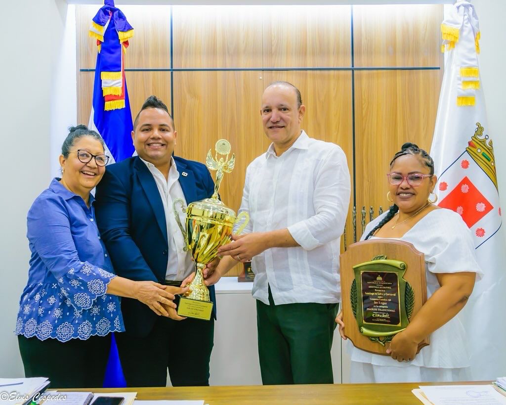 Alcalde de Santiago Ulises Rodríguez recibe Ganadores Desfile Nacional de Carnaval 2025 “Santiago es Leña y Carnaval” y “Diablos Tradicionales”