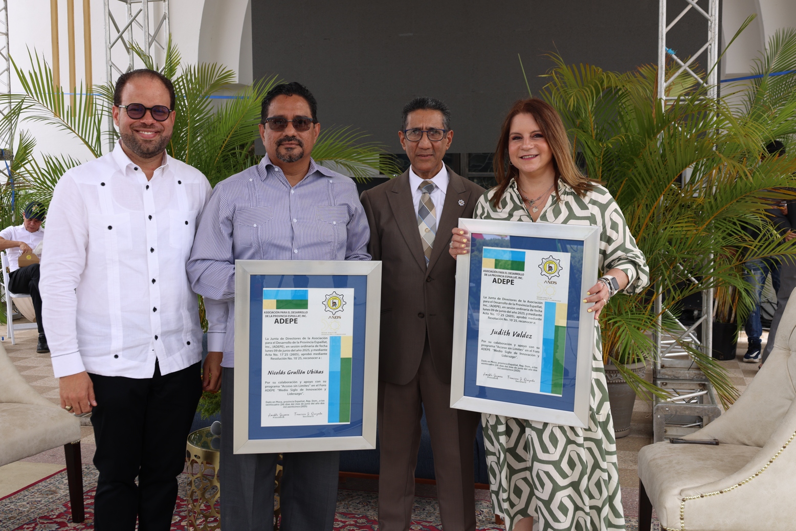 NJ Productora es reconocida a través de los comunicadores Judith Valdez y Nicolás Grullón por ADEPE en su 50 aniversario.