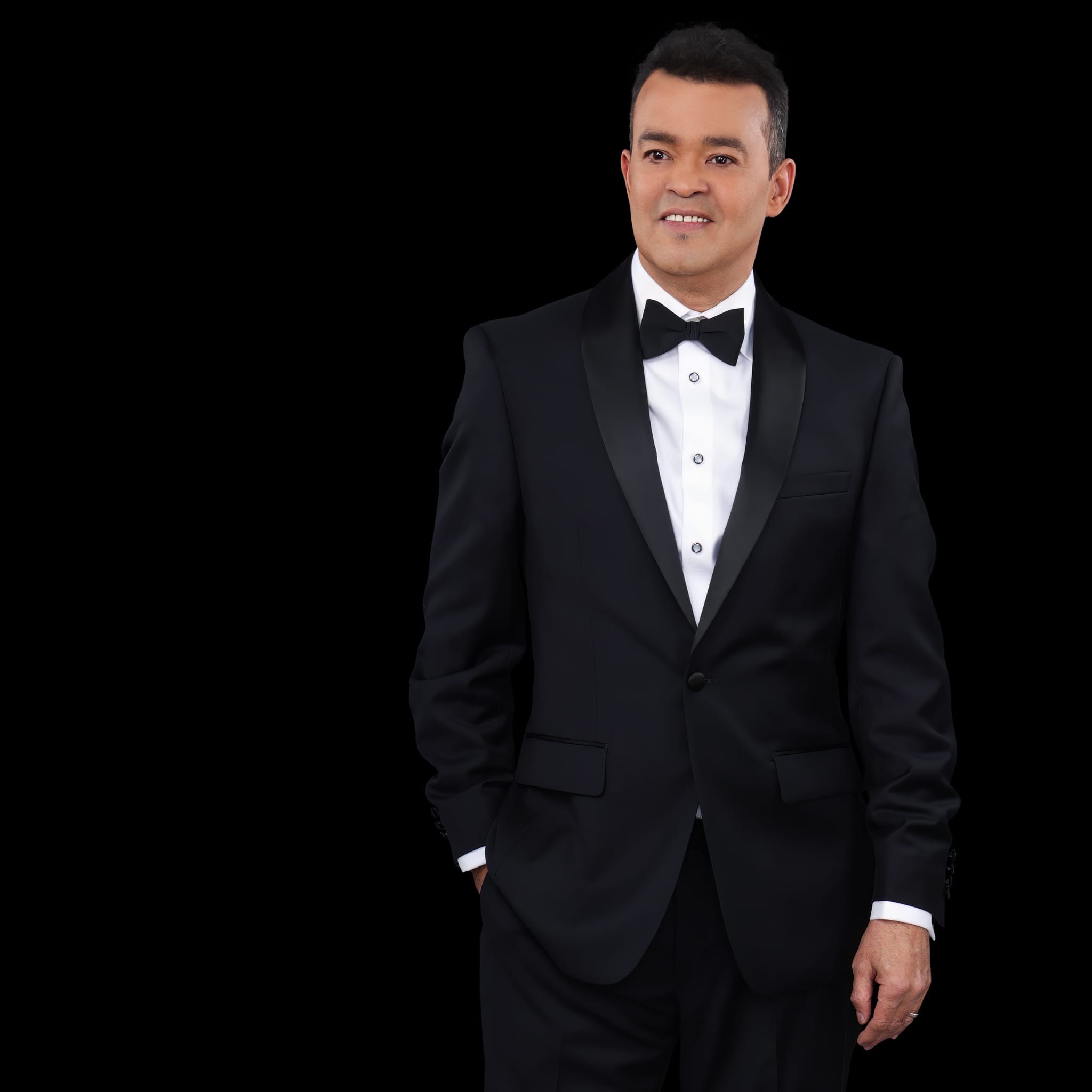 Alex Bueno logra acogida con su versión en merengue "Gente Luminosa"