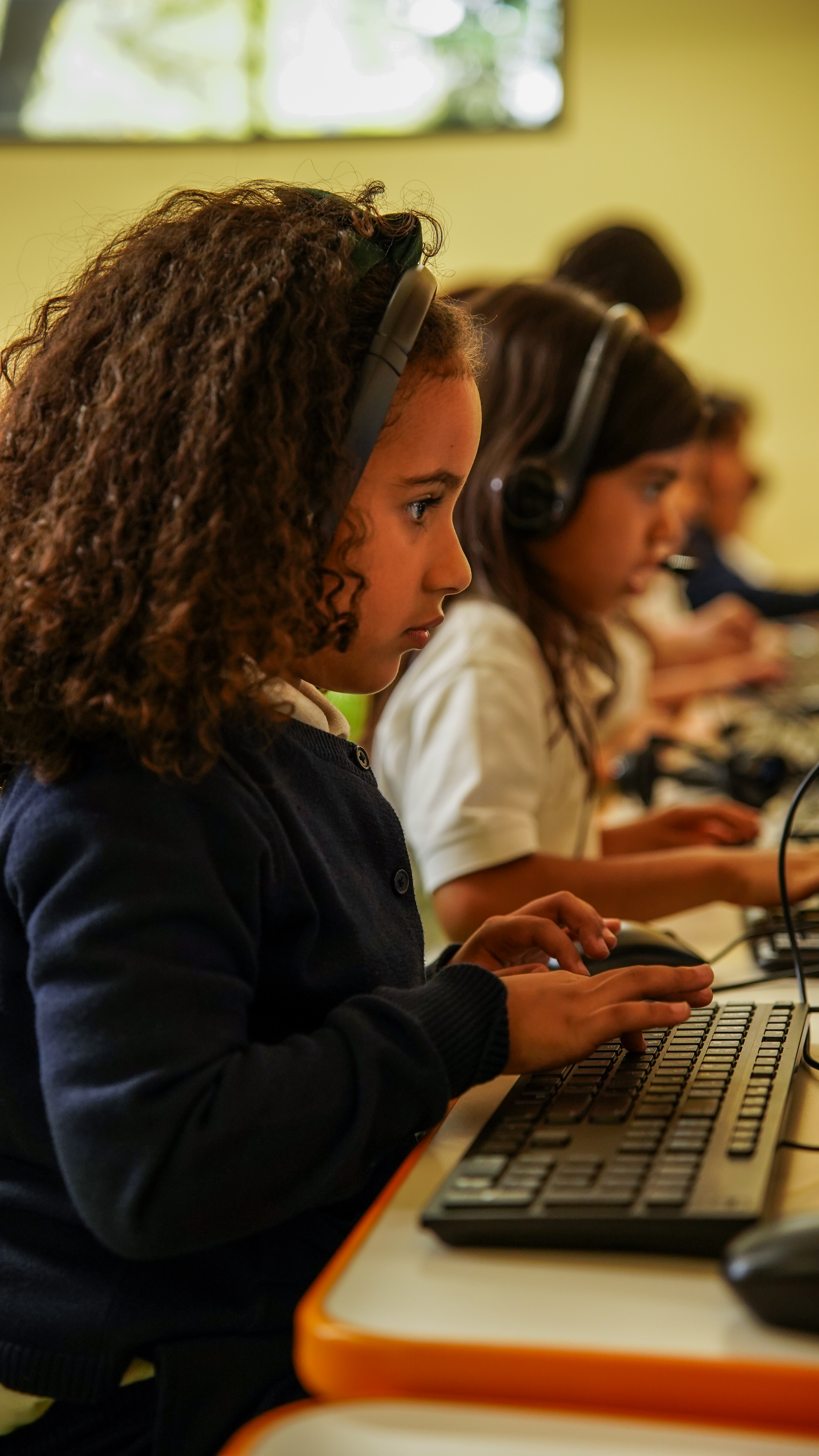 Pequeños Codificadores, Grandes Mentes:  Tecnología con Propósito desde Temprana Edad