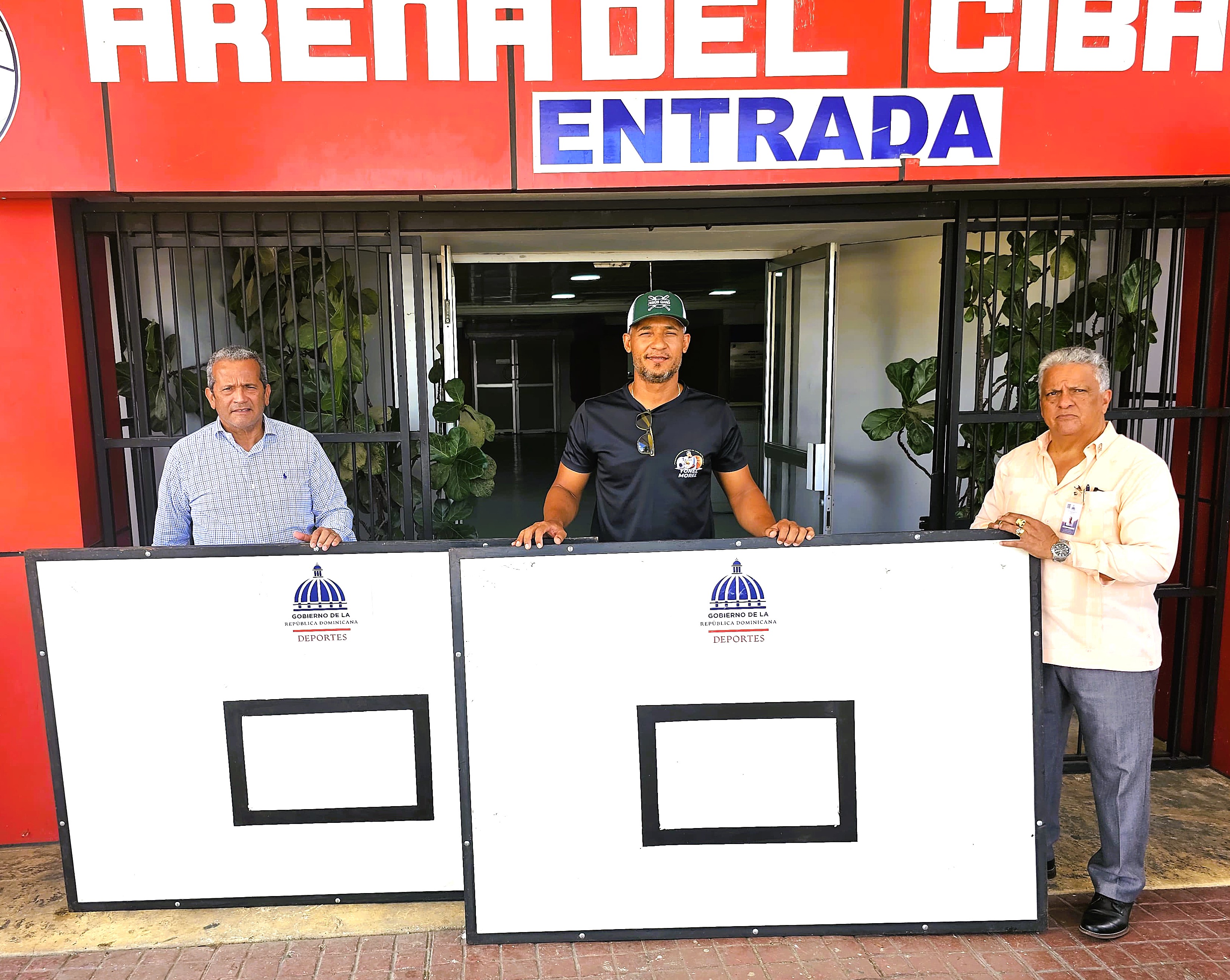 MIDEREC Santiago entrega tableros a Cludemor para continuar con sus actividades deportivas