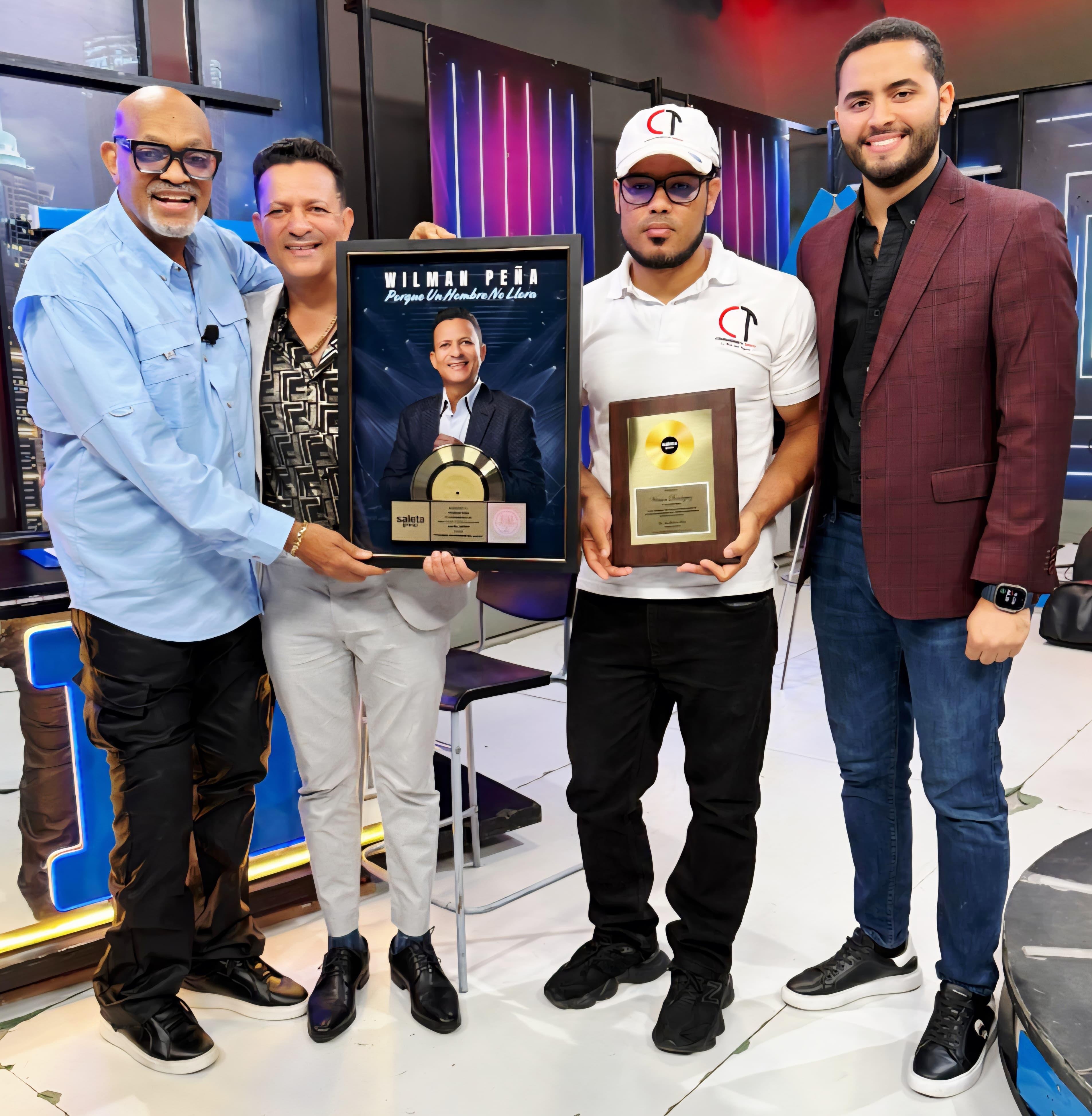 Saleta Group hace entrega de Disco de Oro por la canción “Porque Un Hombre No Llora”, en el muy visto programa de televisión Buena Noche