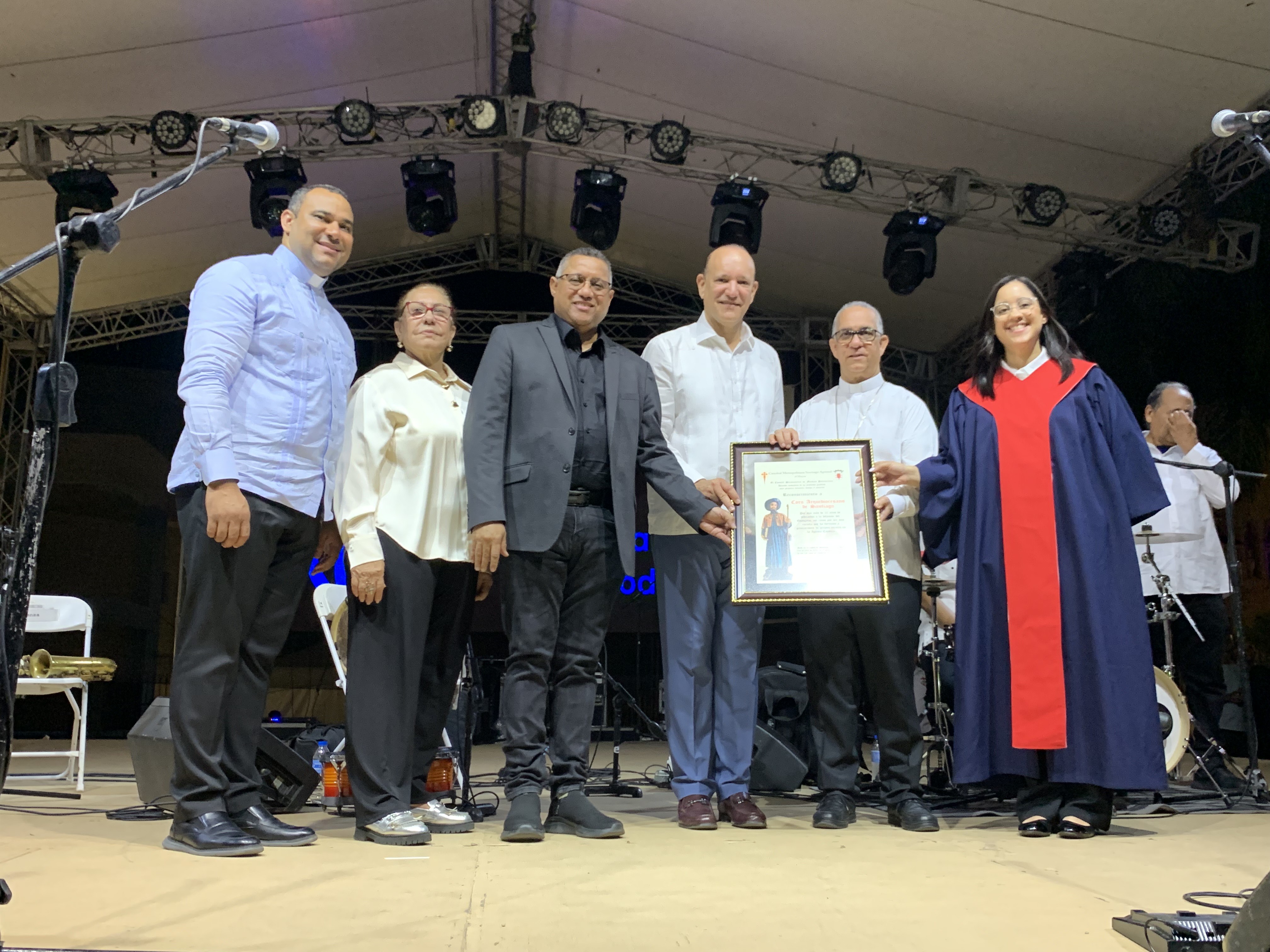 CATEDRAL SANTIAGO APÓSTOL Y FIESTAS PATRONALES RECONOCEN CORO ARQUIDIOCESANO Y PROGRAMA SÁBADO CULTURAL HAmbos tiene una larga trayectoria cultural.