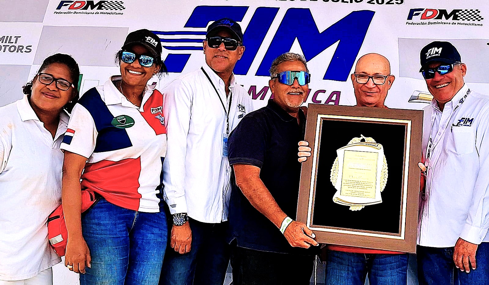 FDM distingue periodista Oscar Polanco por su labor más de 40 años en el motocross