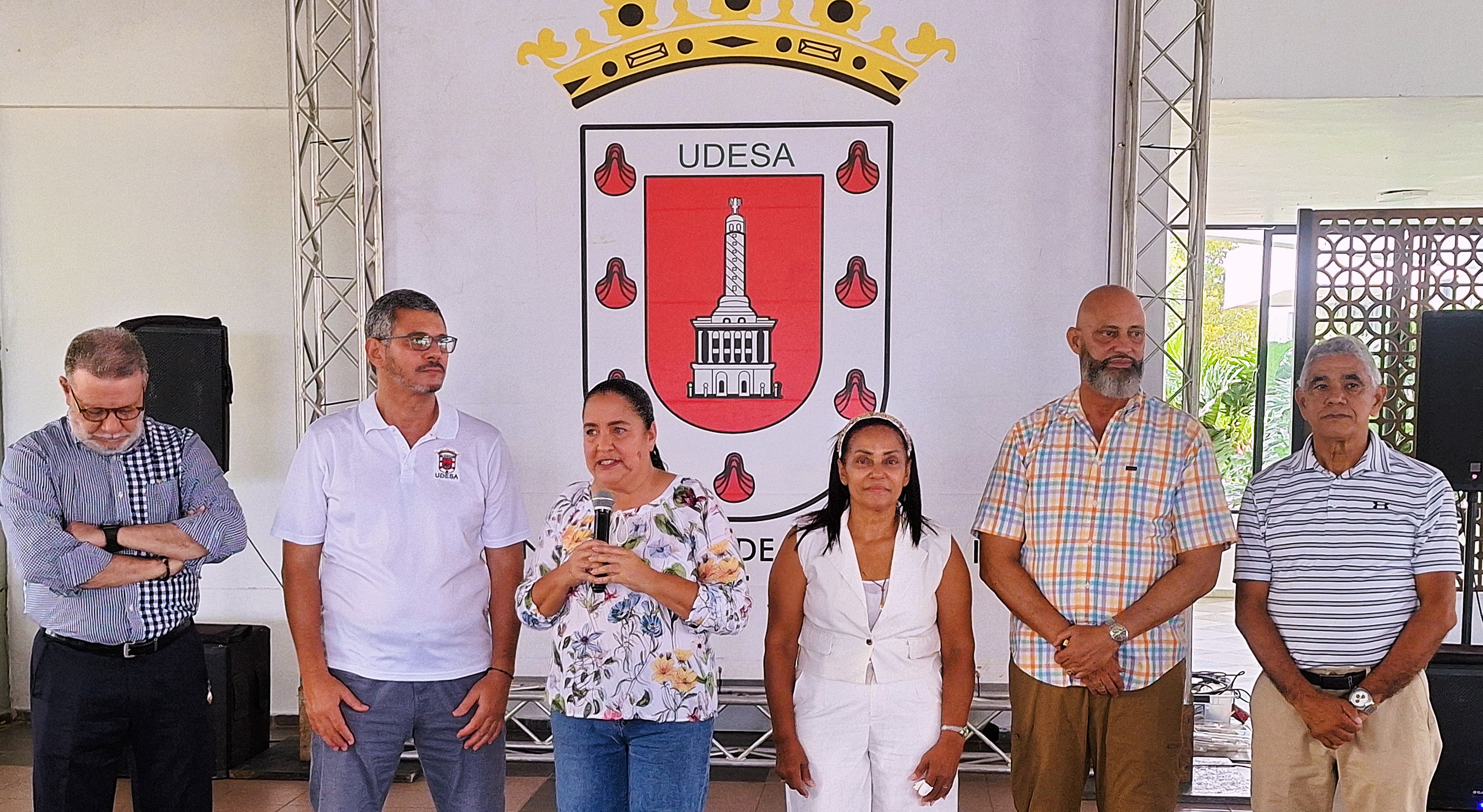 Enarbolando la bandera de la unidad en masivo acto UDESA celebra 48º aniversario