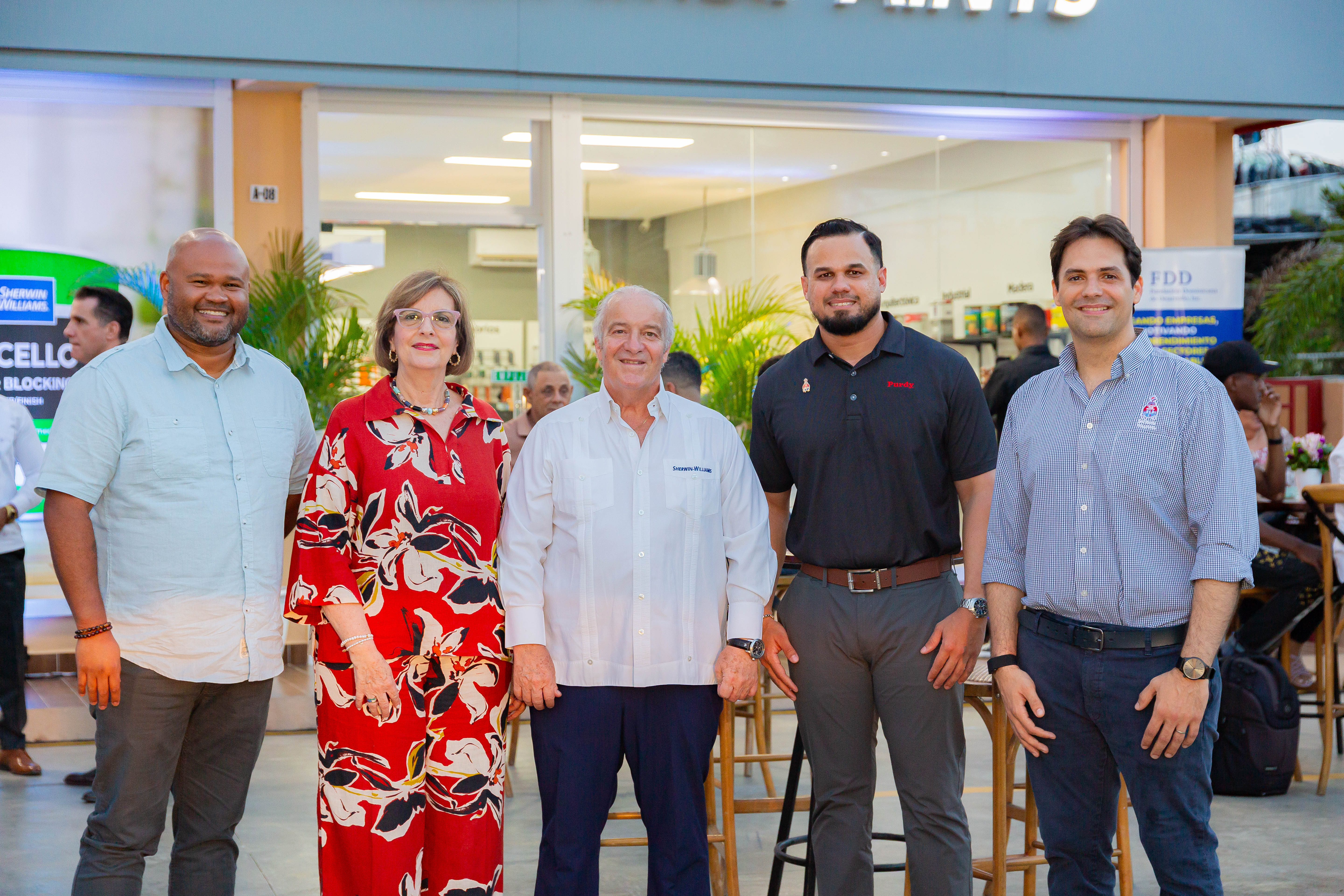 Acabados y Pinturas inaugura tienda número 20 Ya La Vega cuenta con Sherwin Williams