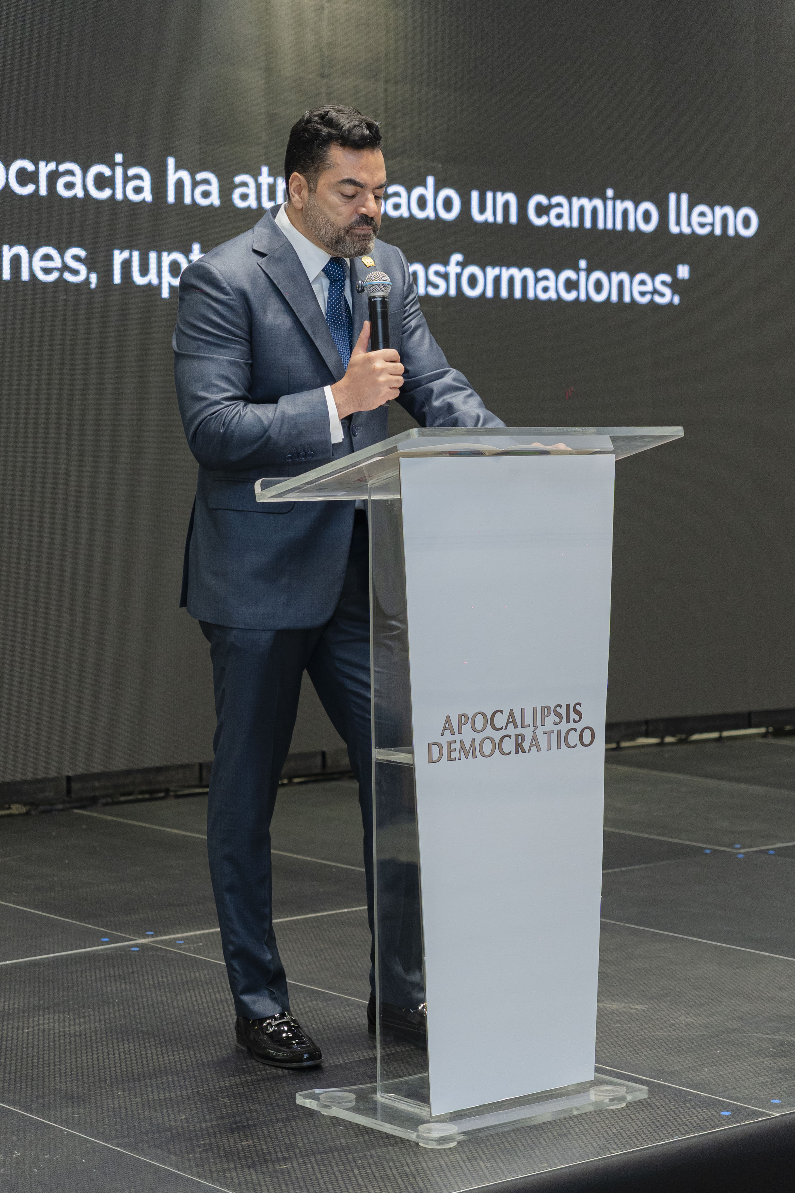 APOCALIPSIS DEMOCRÁTICO: LA OBRA DE WILLIAM SÁNCHEZ QUE INVITA A REPENSAR LA POLÍTICA ACTUAL.