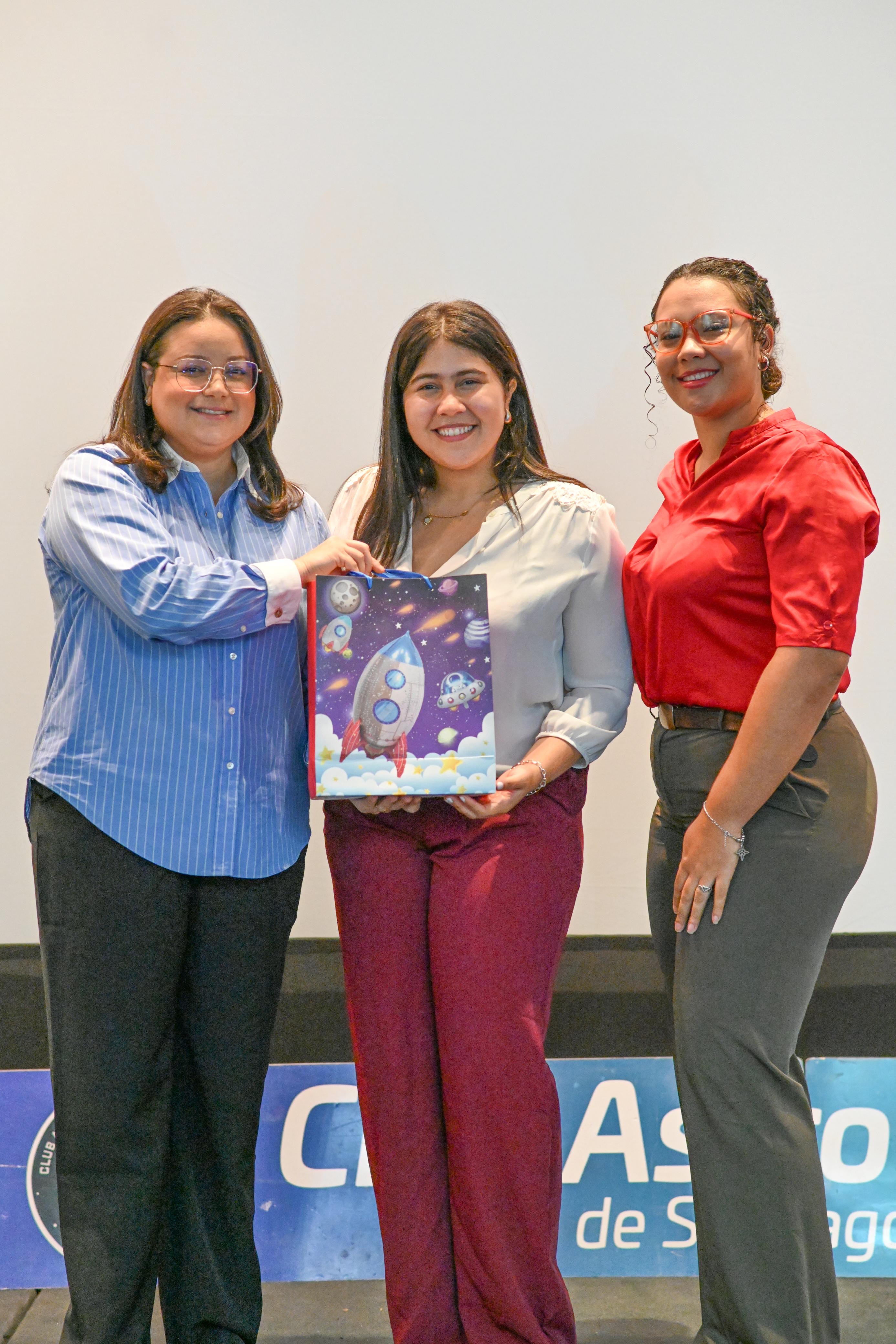Alba Vásquez, miembro del Club Astronómico de Santiago, inspira con su experiencia en divulgación científica en el Centro de Convenciones UTESA.